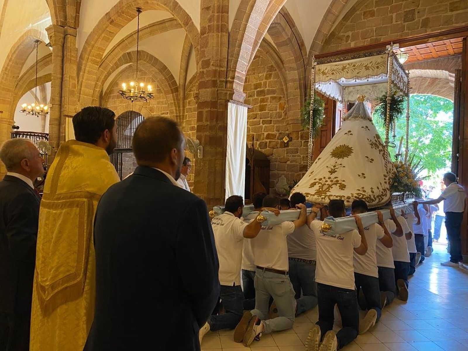 Las fotografías de la procesión de la Virgen del Sol por las calles de Adamuz