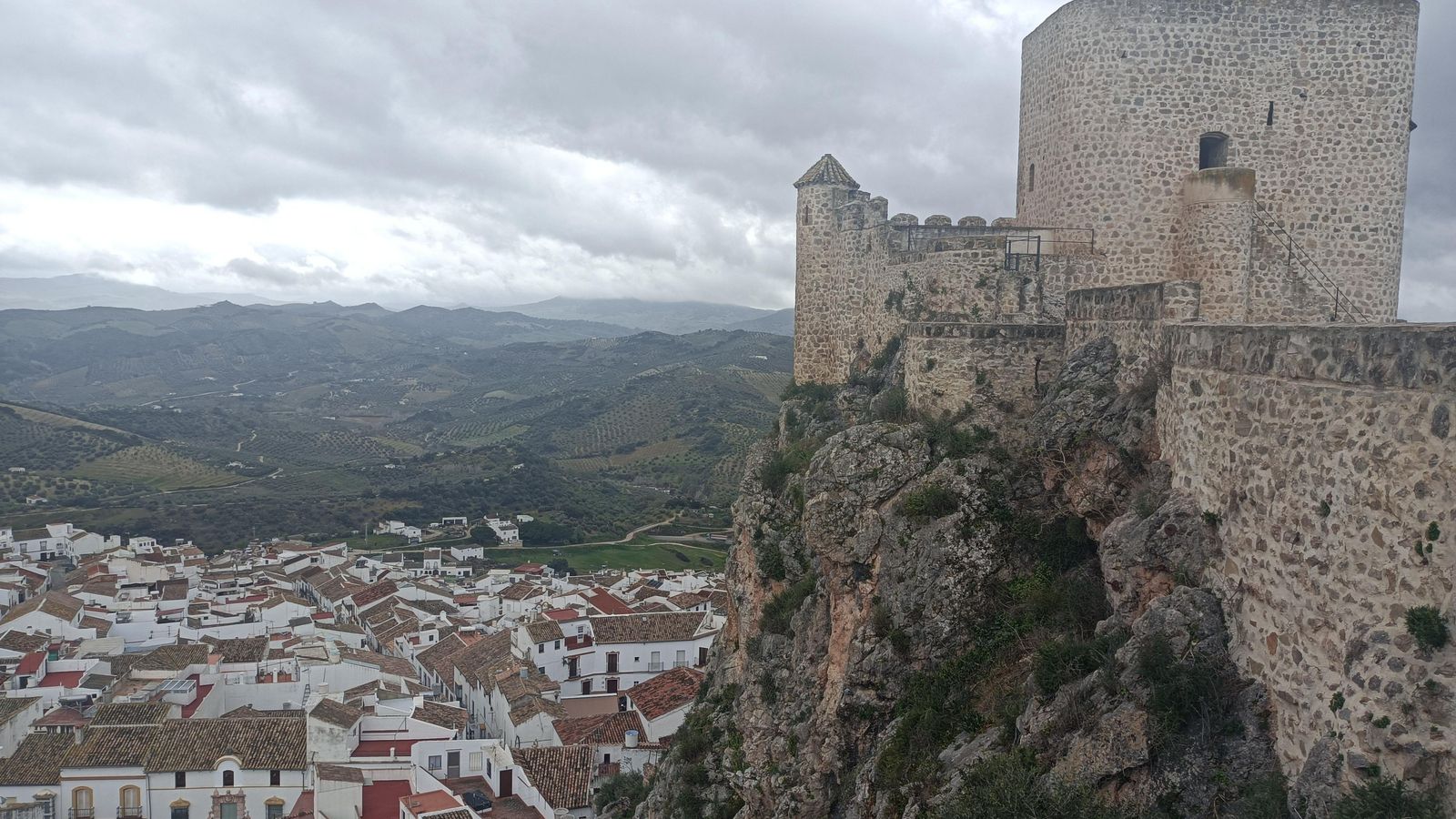 La etapa concluye en Olvera, donde es obligatorio subir a visitar su castillo.