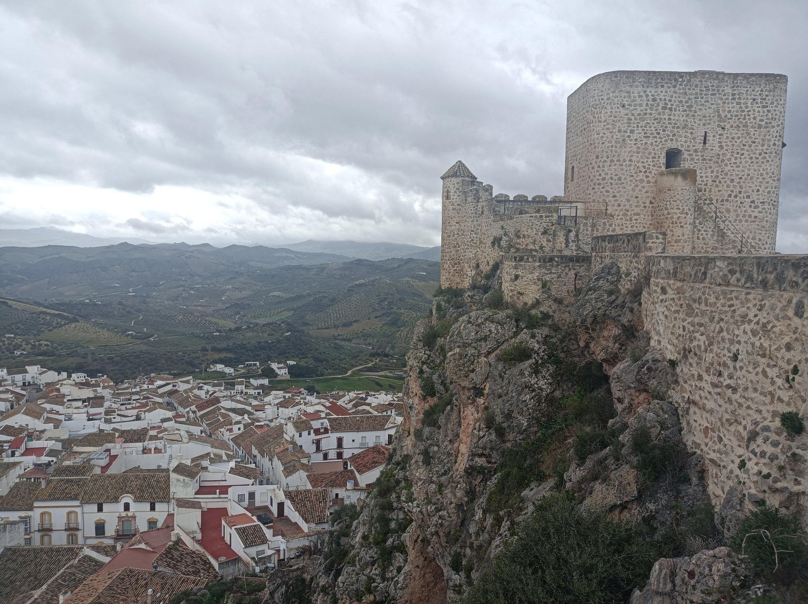 La etapa concluye en Olvera, donde es obligatorio subir a visitar su castillo.