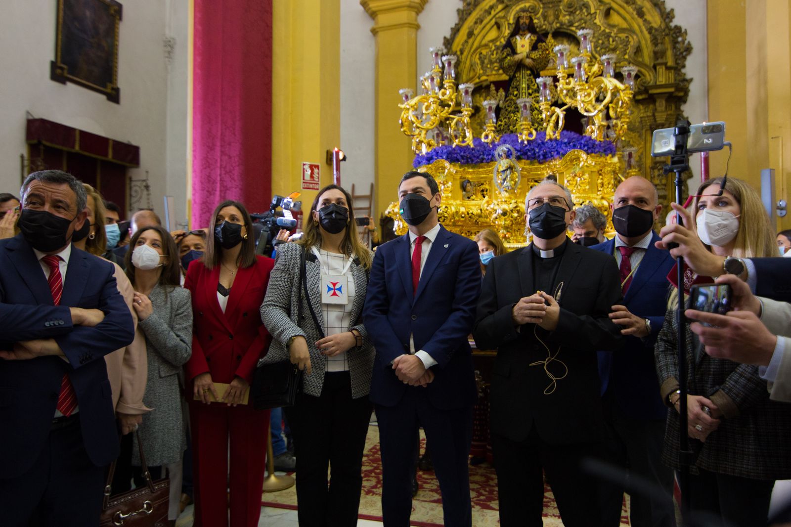 Así ha sido la visita del presidente de la Junta a las hermandades del Lunes Santo de San Fernando
