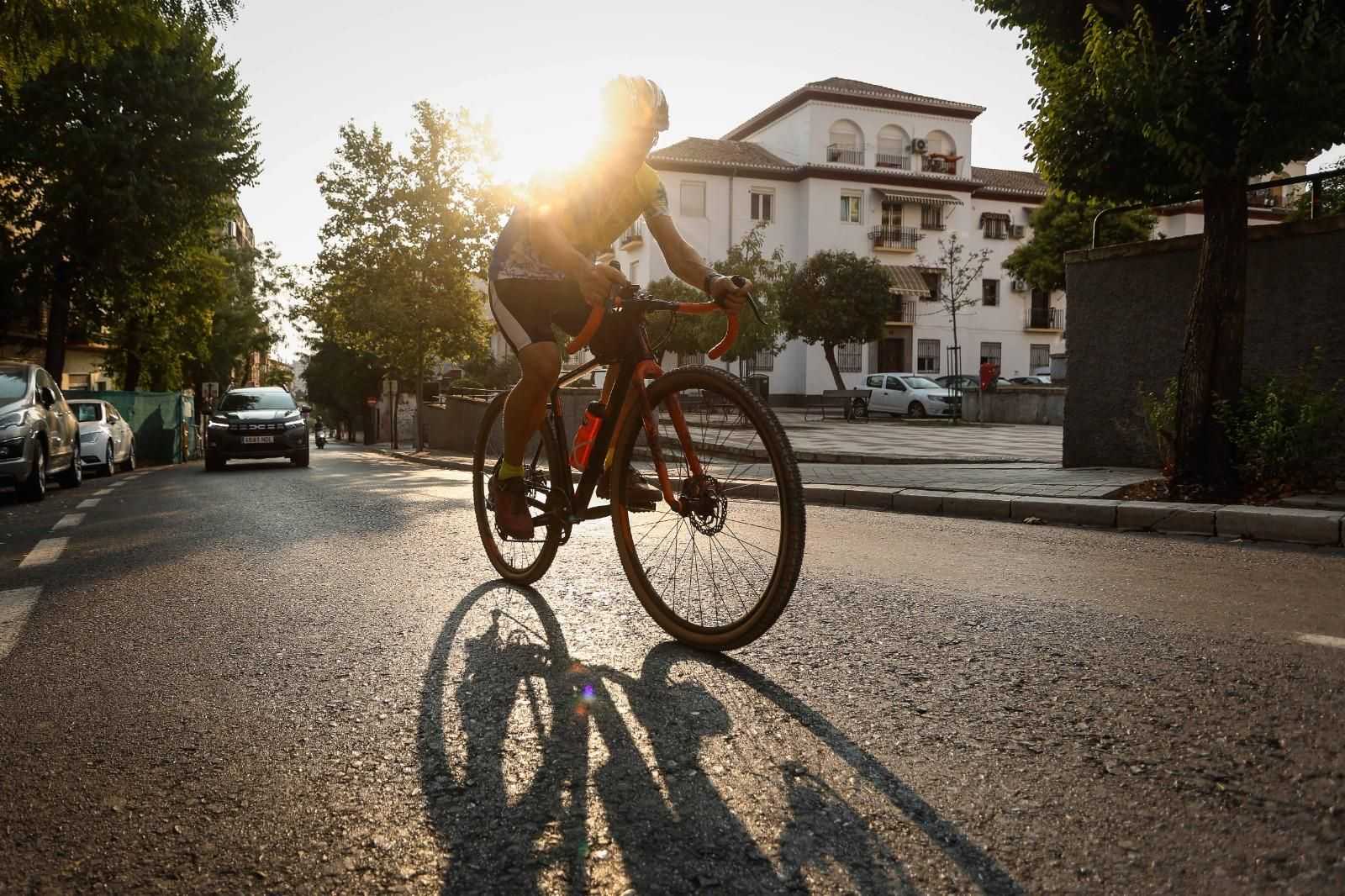 El humo de los incendios repartidos por el país cubre Granada: las imágenes