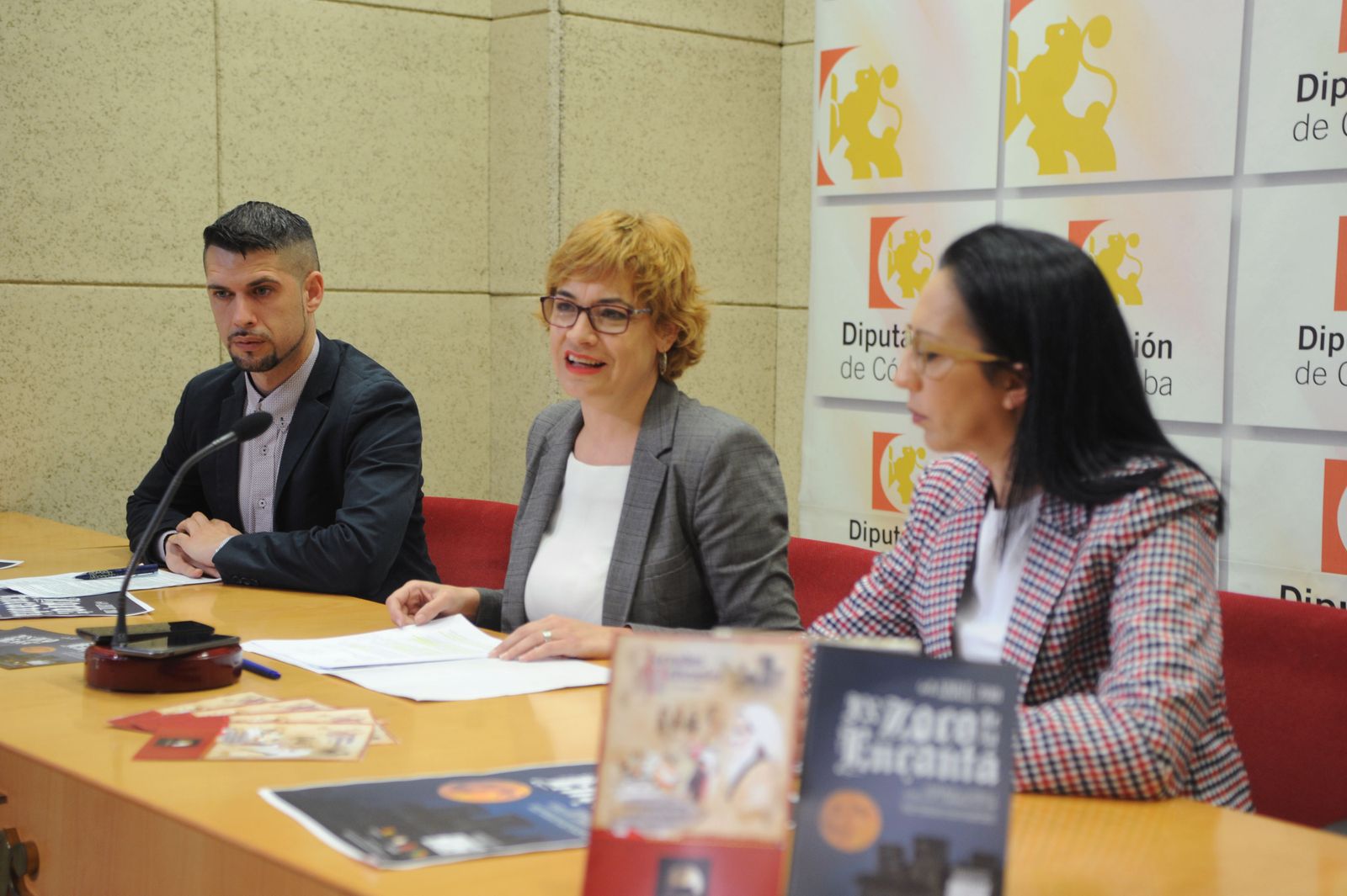 Antonio Cobos, Marisa Ruz y Rocío Aceña, ayer en la presentación del Zoco de la Encantá en la Diputación.