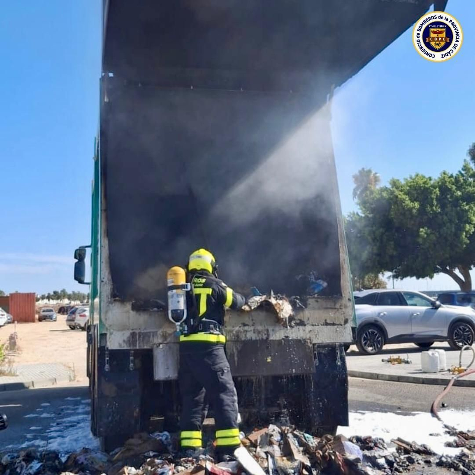 Incendio en uno de los vehículos de los servicios municipales en San Fernando