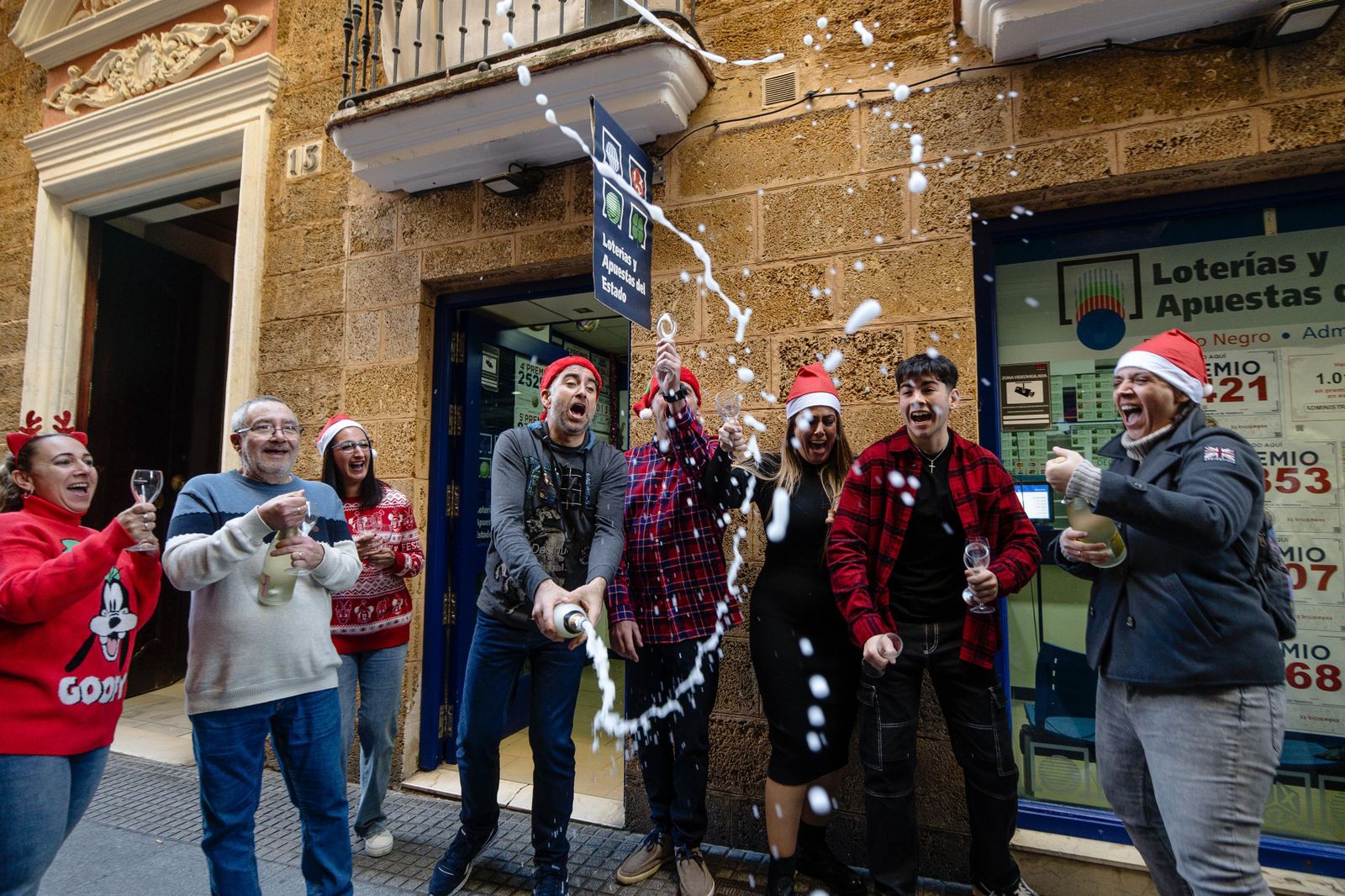 Lotería de Navidad 2023: Las imágenes de la celebración del Gordo en Cádiz