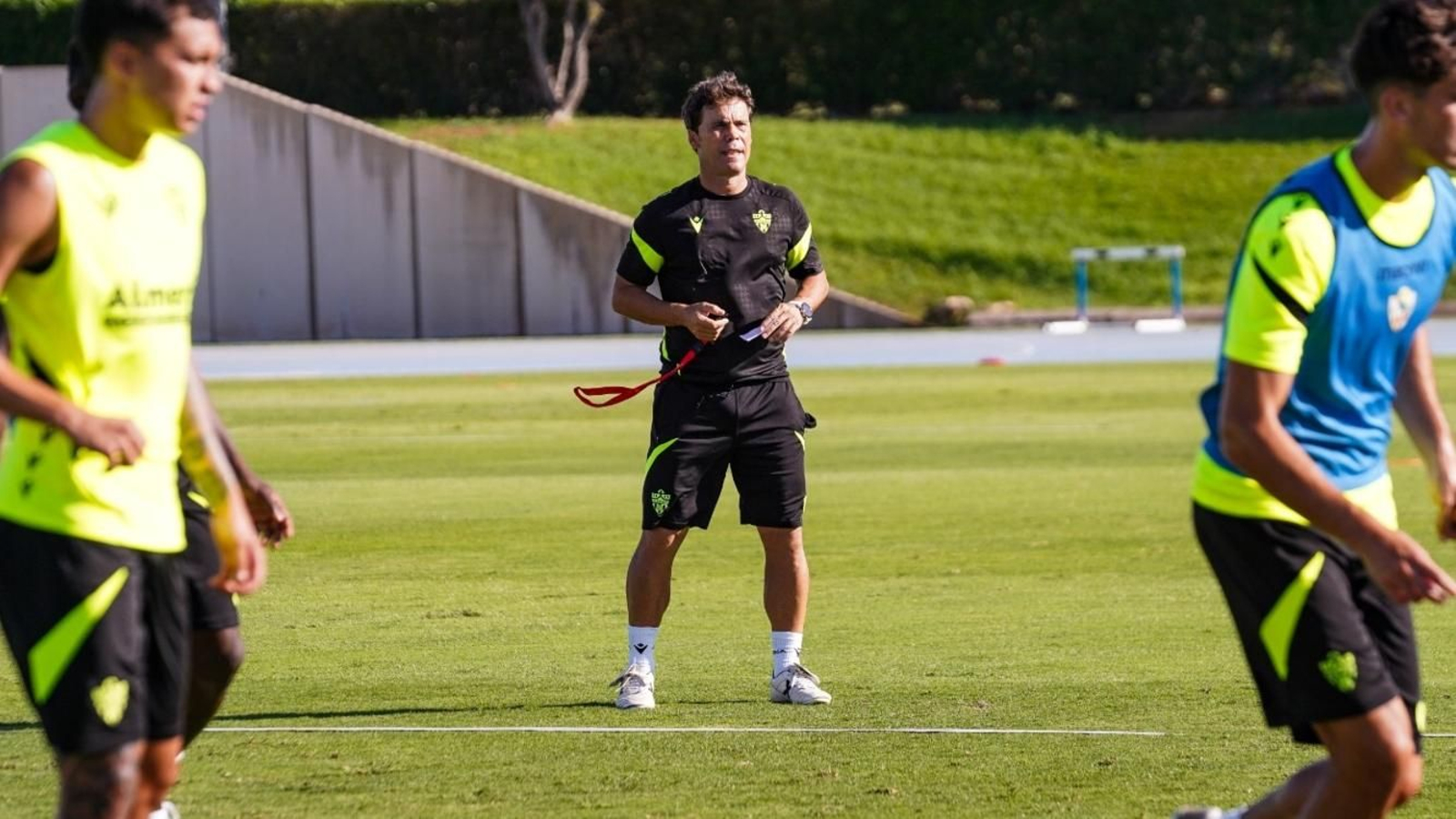 El entrenador rojiblanco, en uno de los entrenamientos semanales del cuadro almeriense.