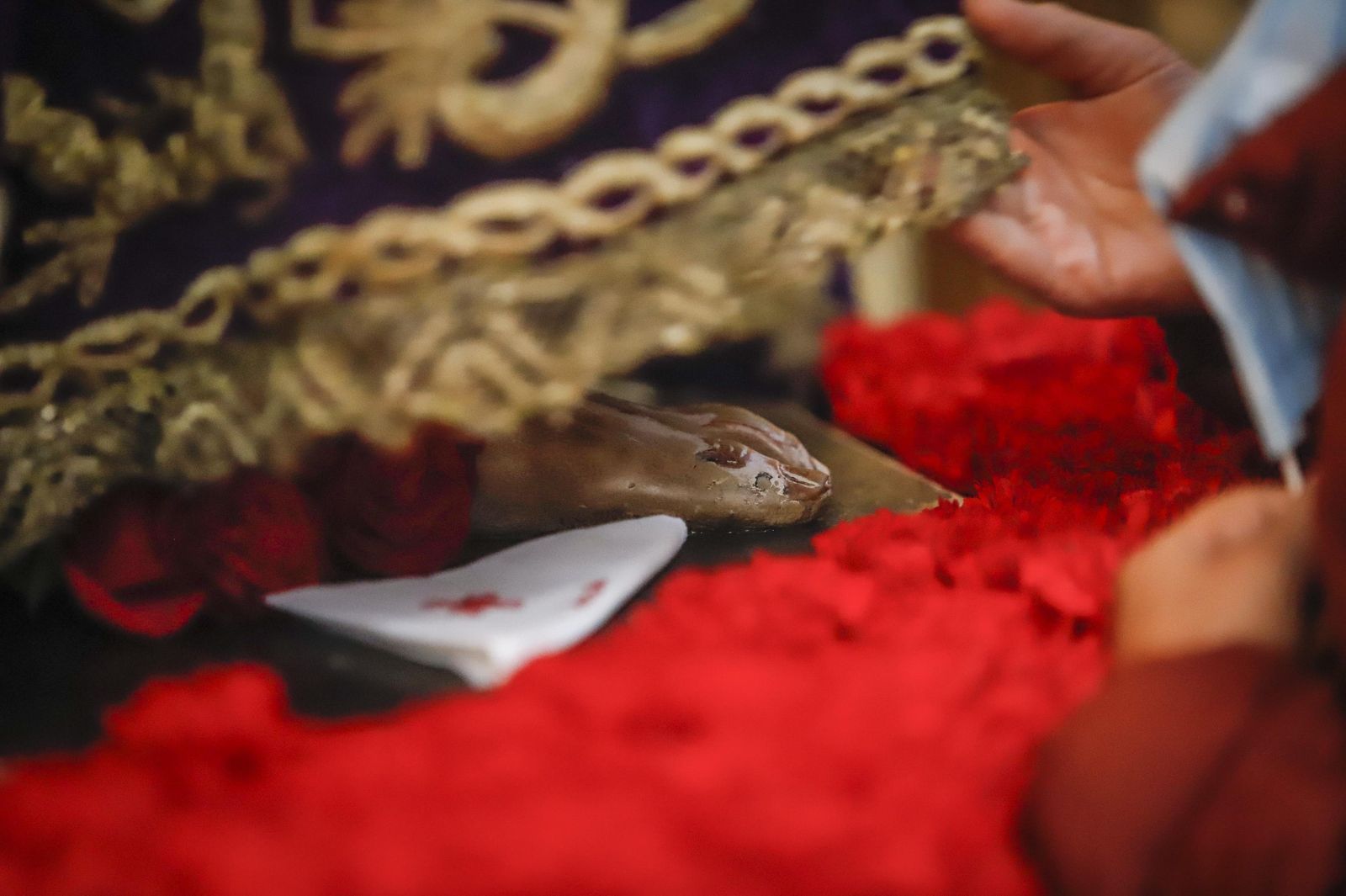 Besapiés a Jesús del Rescate en el primer viernes de Cuaresma