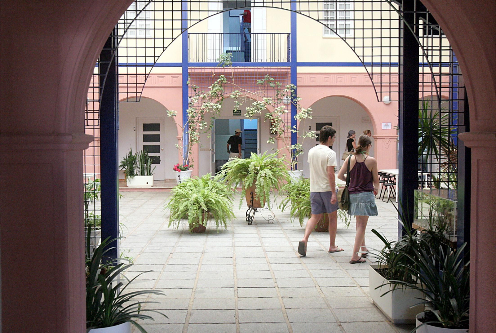 Usuarios en el patio central del Albergue Juvenil de Huelva, ubicado en la calle Marchena Colombo, en torno al cual se ubican las habitaciones.