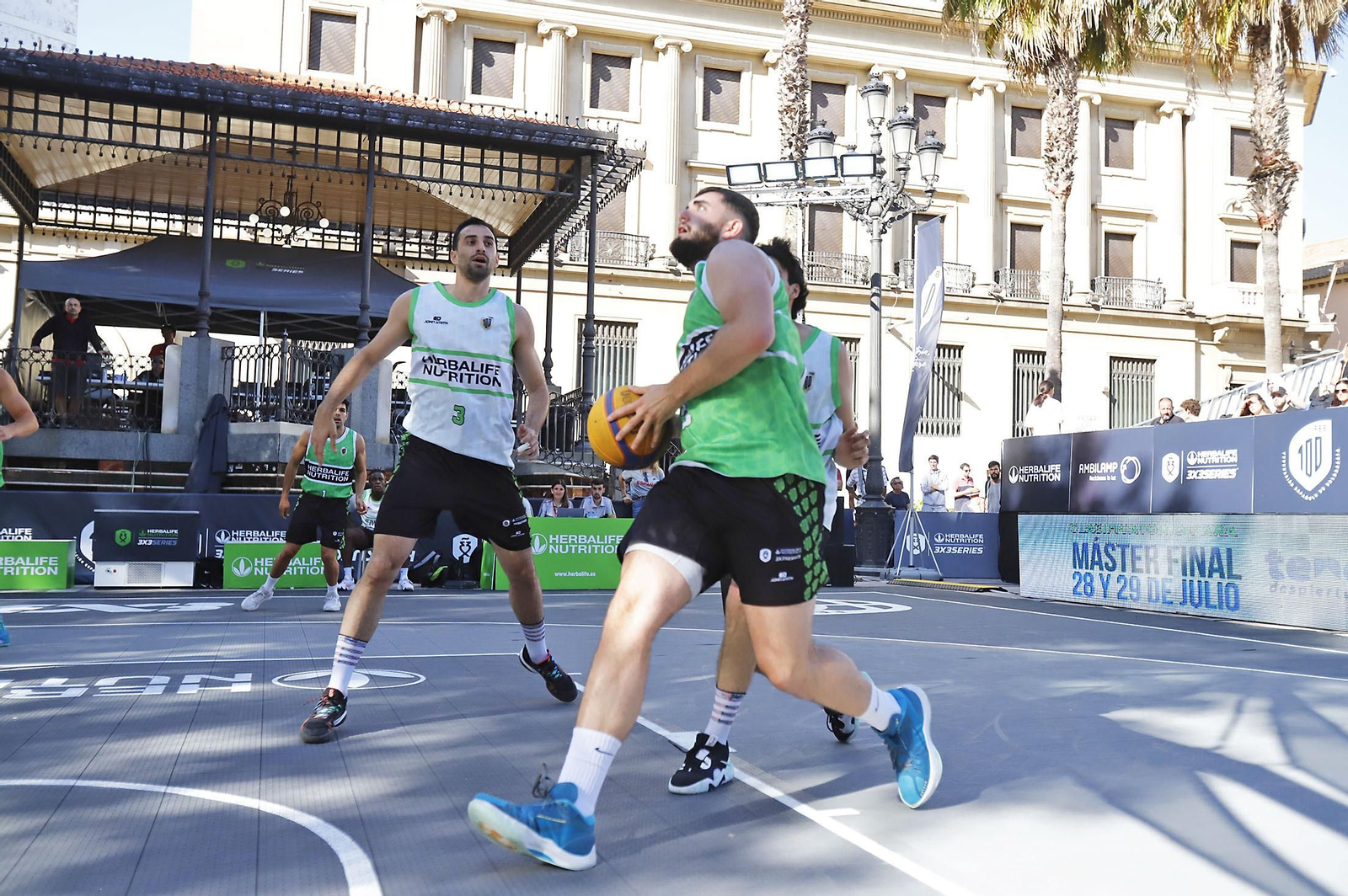 Imágenes del circuito Herbalife 3x3 de baloncesto en la Plaza de Las Monjas de Huelva