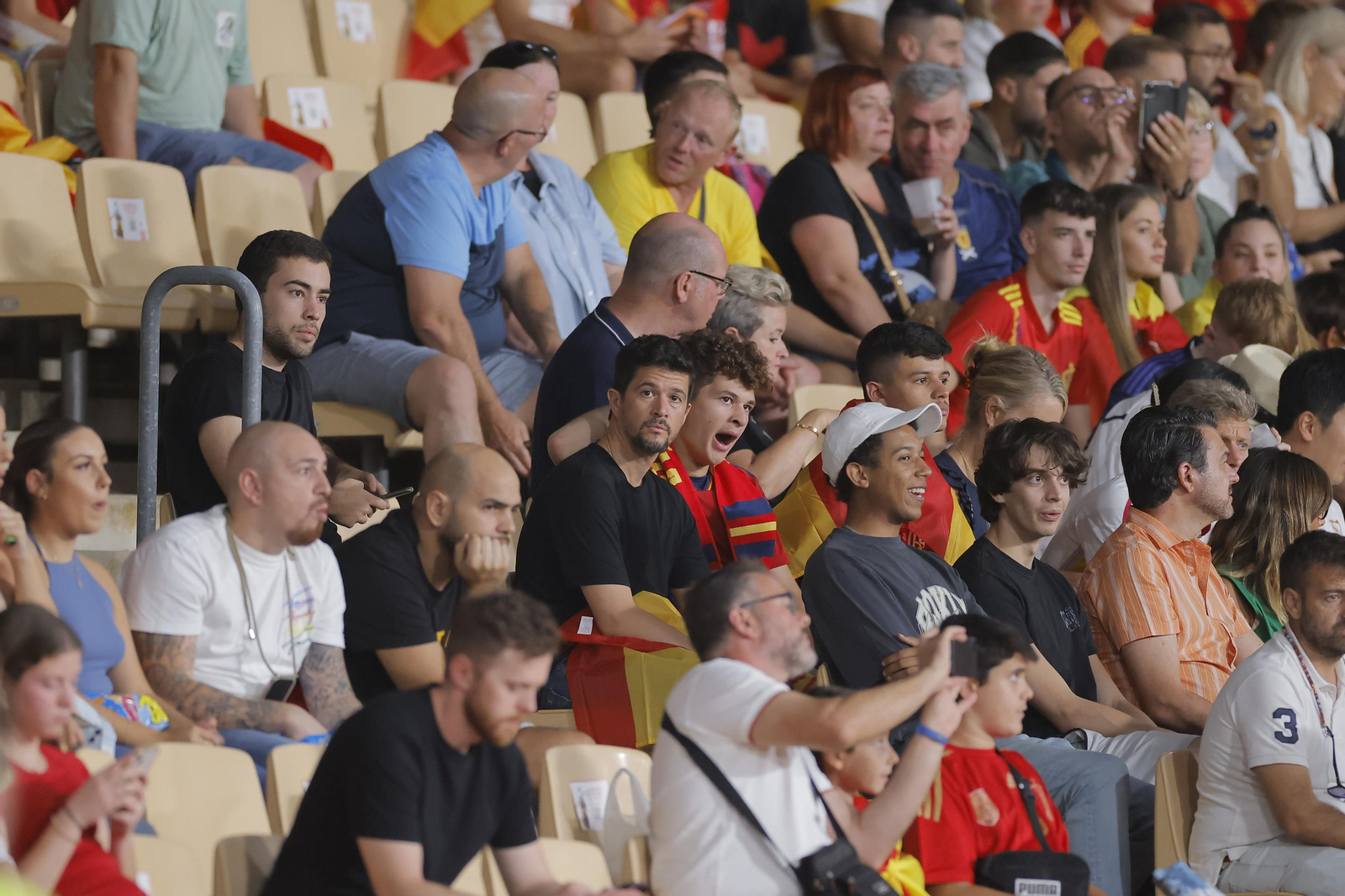 Búscate en las fotos del España-Escocia