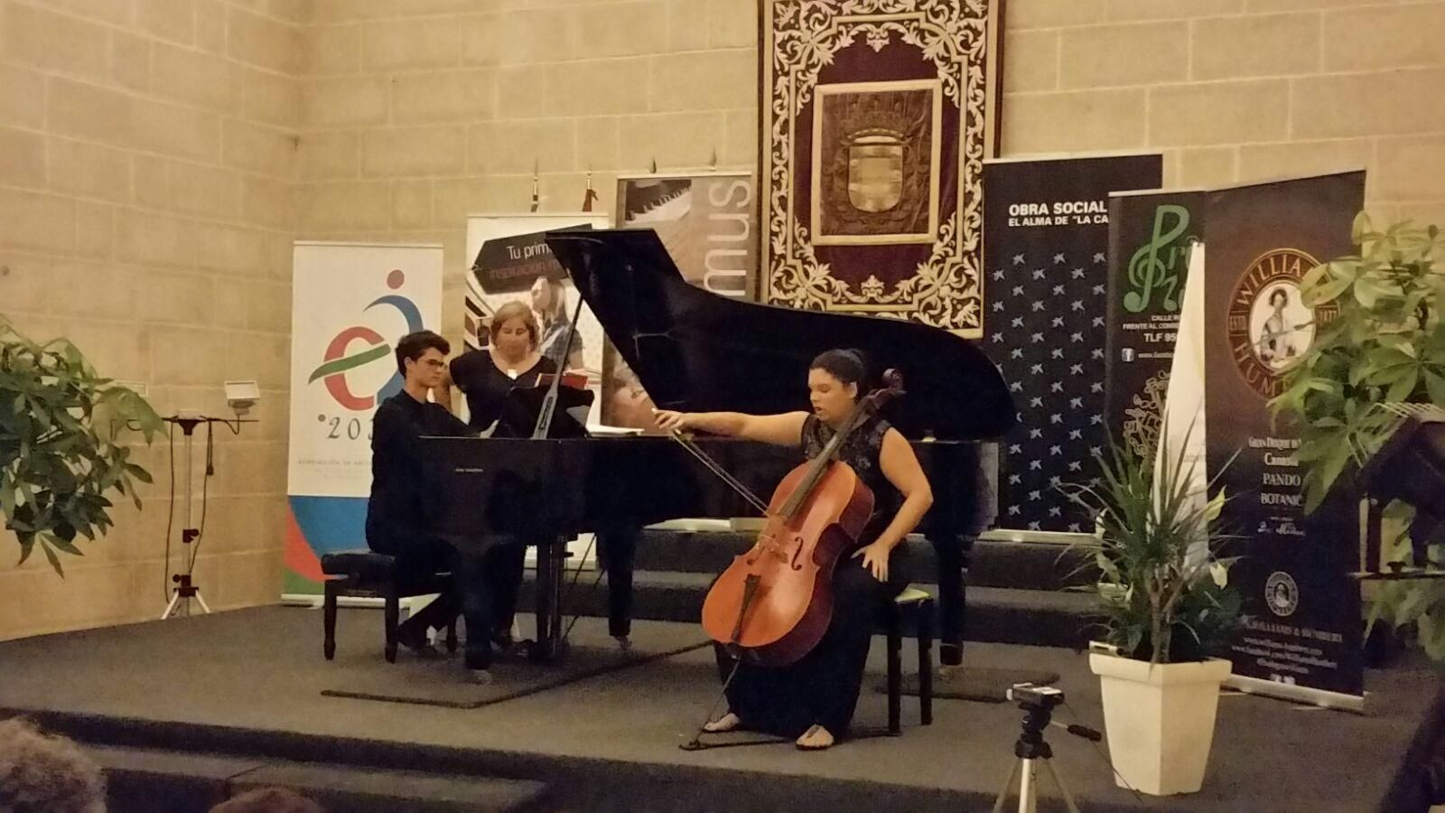 Gorka Plada y Sofía Torres, en un concierto en los Claustros.