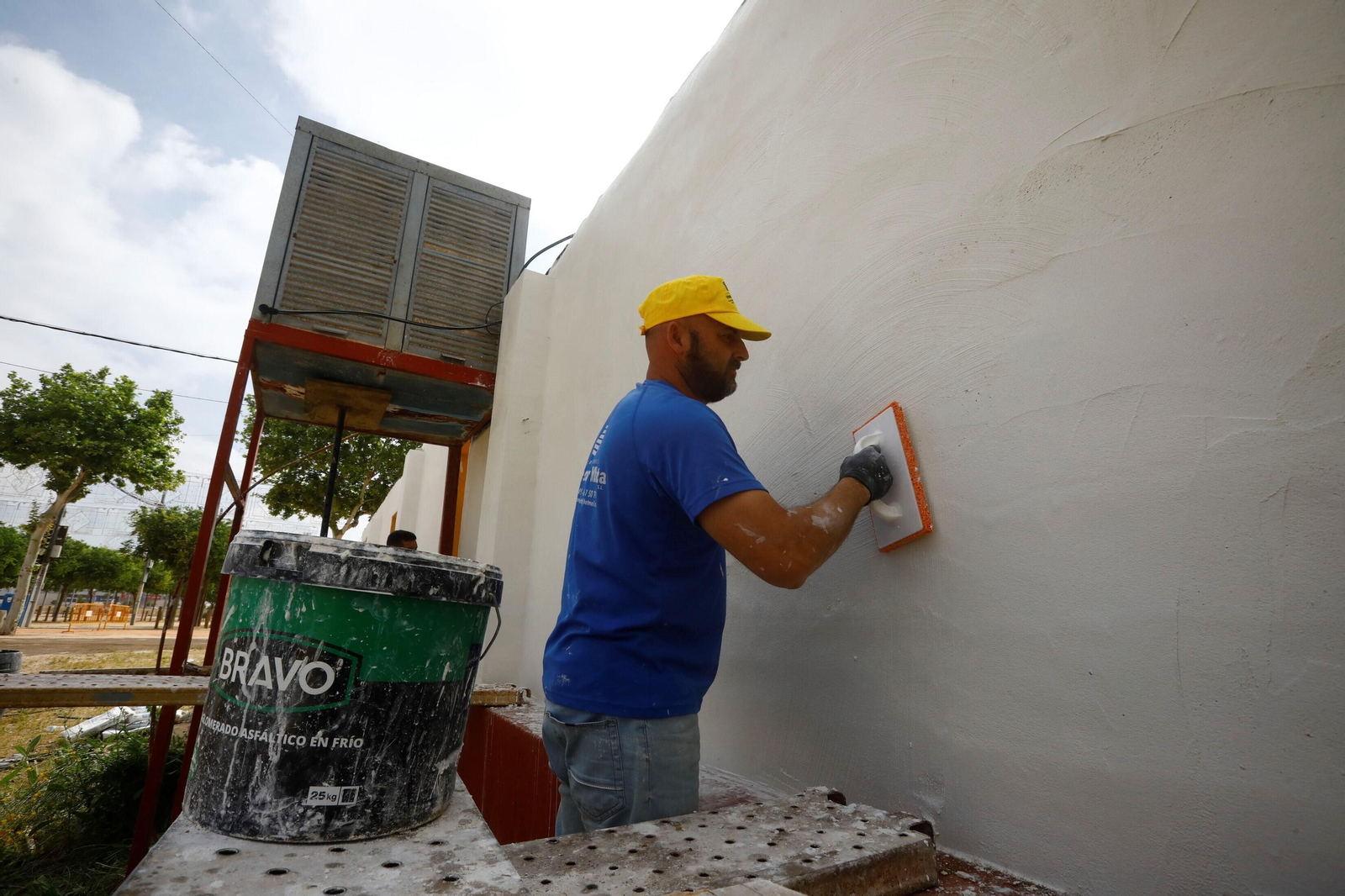 El inicio del montaje de la Feria de Córdoba en El Arenal, en imágenes