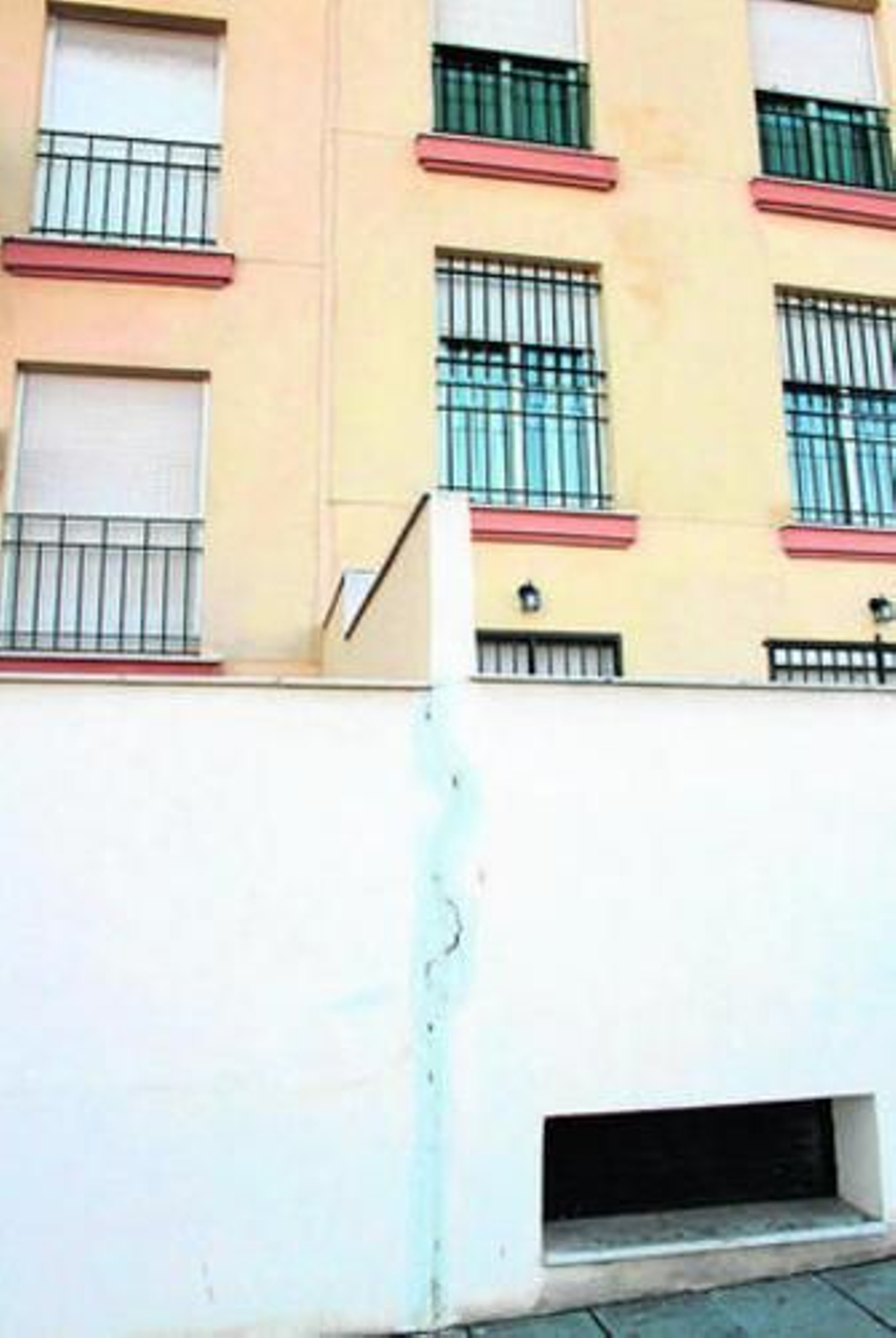 Una grieta en la pared del bloque Omega 3, en una imagen de ayer.