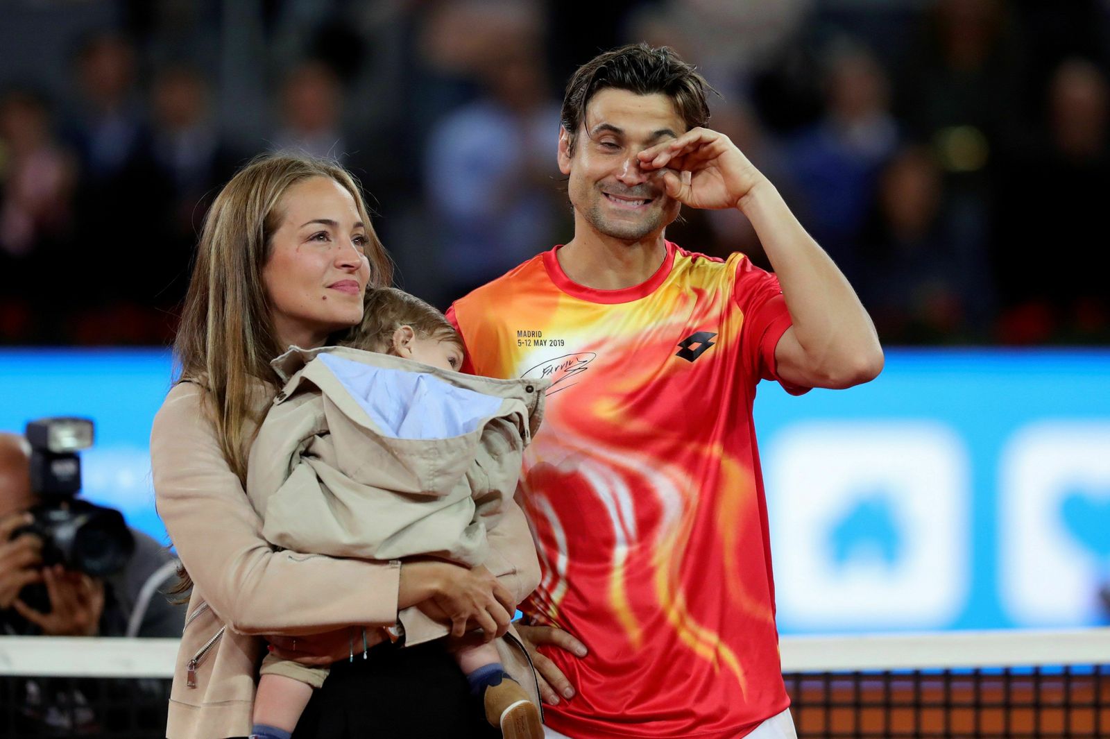 El tenista David Ferrer  acompañado por su mujer, Marta Tornel, tras su despedida del tenis.