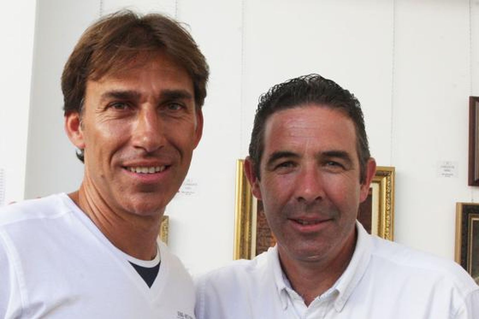 El ex futbolista Rafael Martín Vázquez estuvo en La Línea. En la imagen, junto al edil de Deportes, Javier García.

Foto: Paco Guerrero