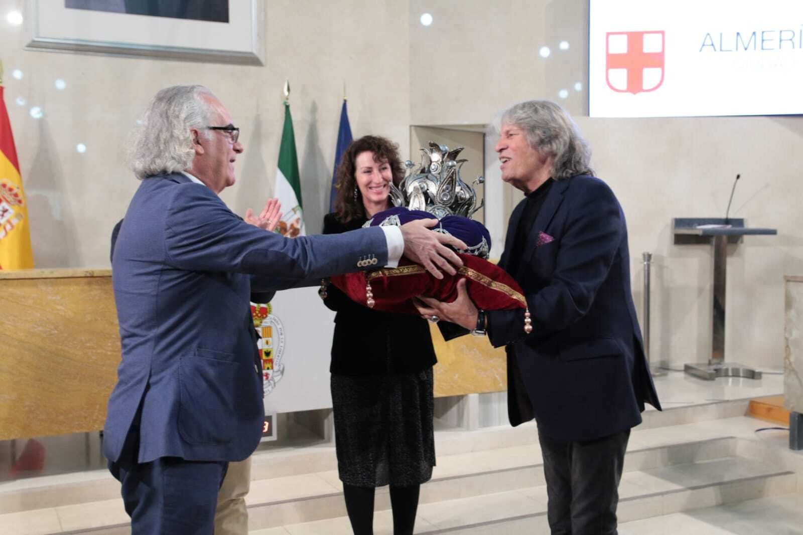 José Mercé recibe de su antecesor en el cargo, el director gerente de Torrecárdenas, la apreciada corona