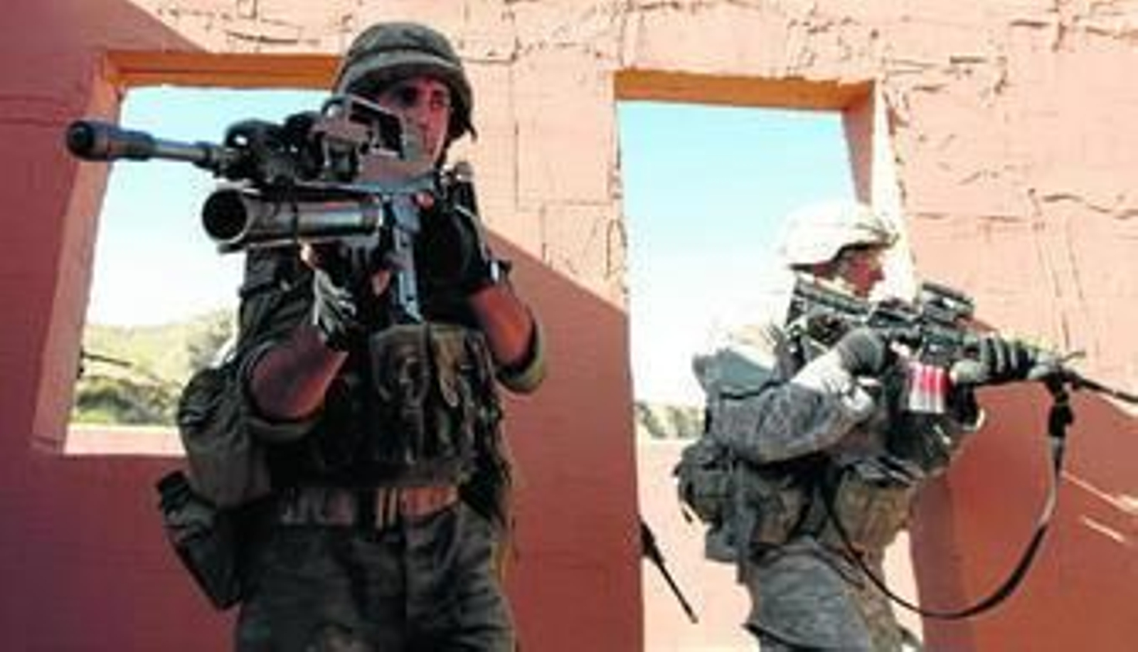 Dos soldados, uno americano y otro legionario, realizan una operación de ocupación en el poblado africano de maniobras.