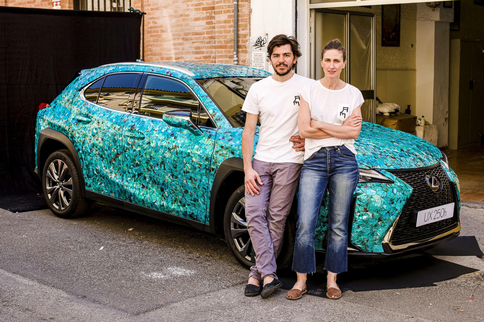 Antoñito y Mañolín, Trini Salamanca y Pablo Párraga, junto al coche diseñado en Sevilla para el concurso Lexus UX Art Car