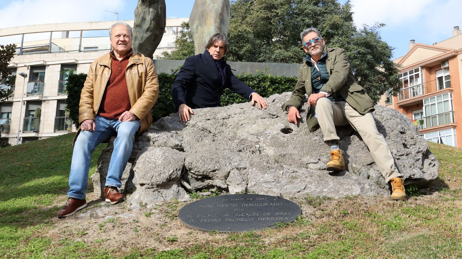 Visita de Víctor Ochoa con Pedro Pacheco a sus esculturas de Lola Flores y el Minotauro en Jerez