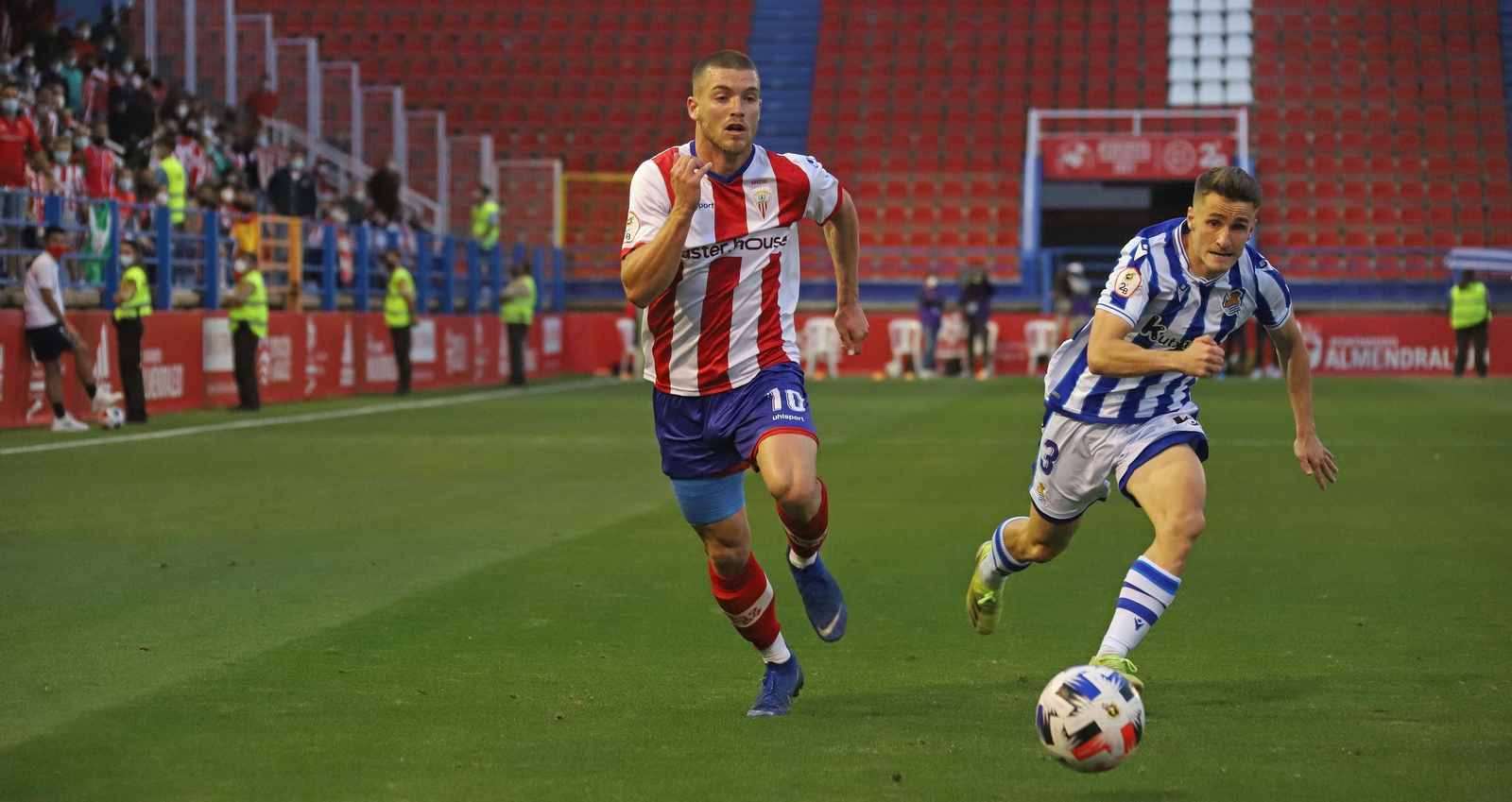 Ekaitz Jiménez persigue a un jugador del Algeciras, en la final por el ascenso a Segunda División. Ekaitz Jiménez persigue a un jugador del Algeciras, en la final por el ascenso a Segunda División.
