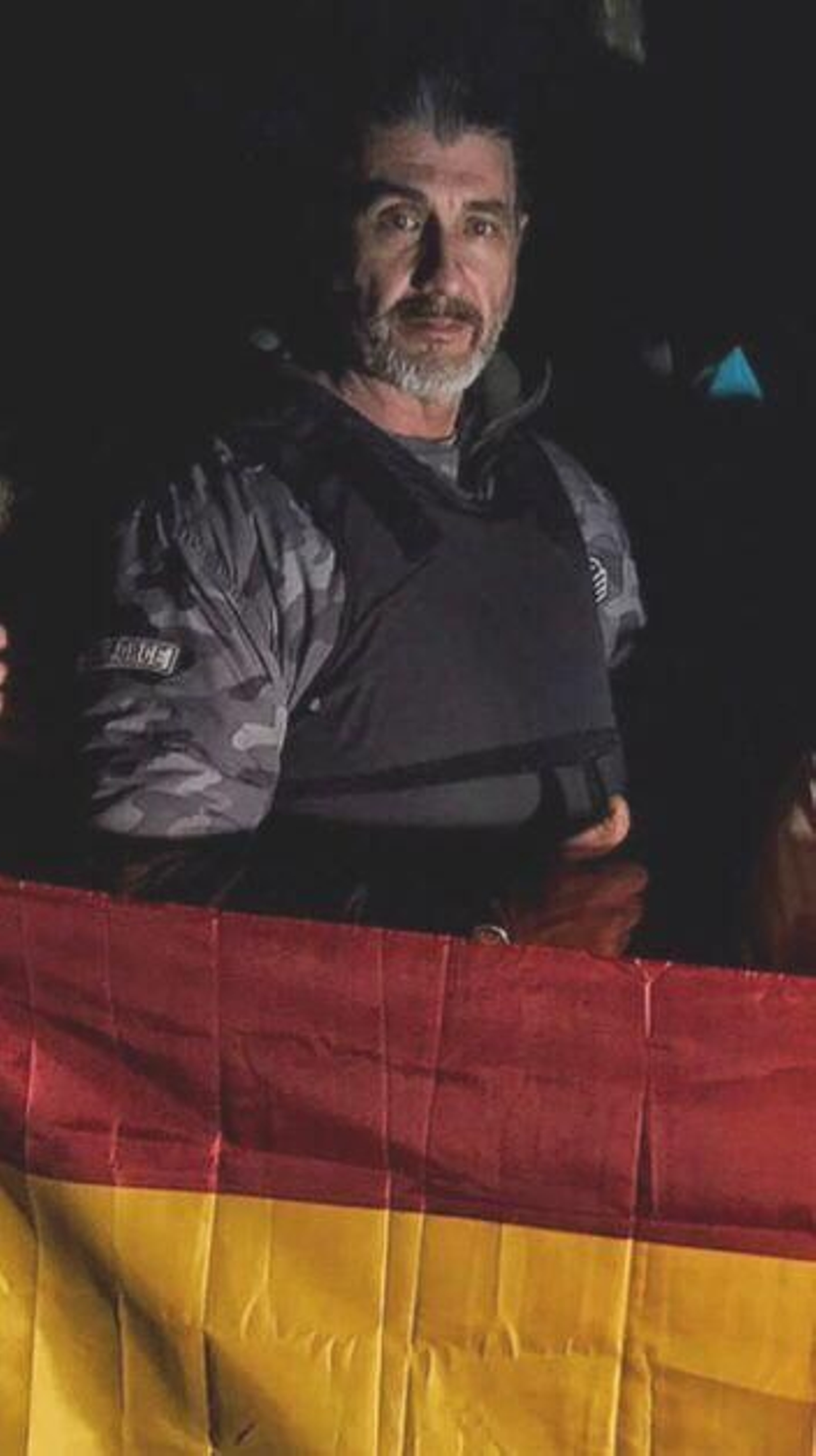 Ataris González, con una bandera española en Ucrania.