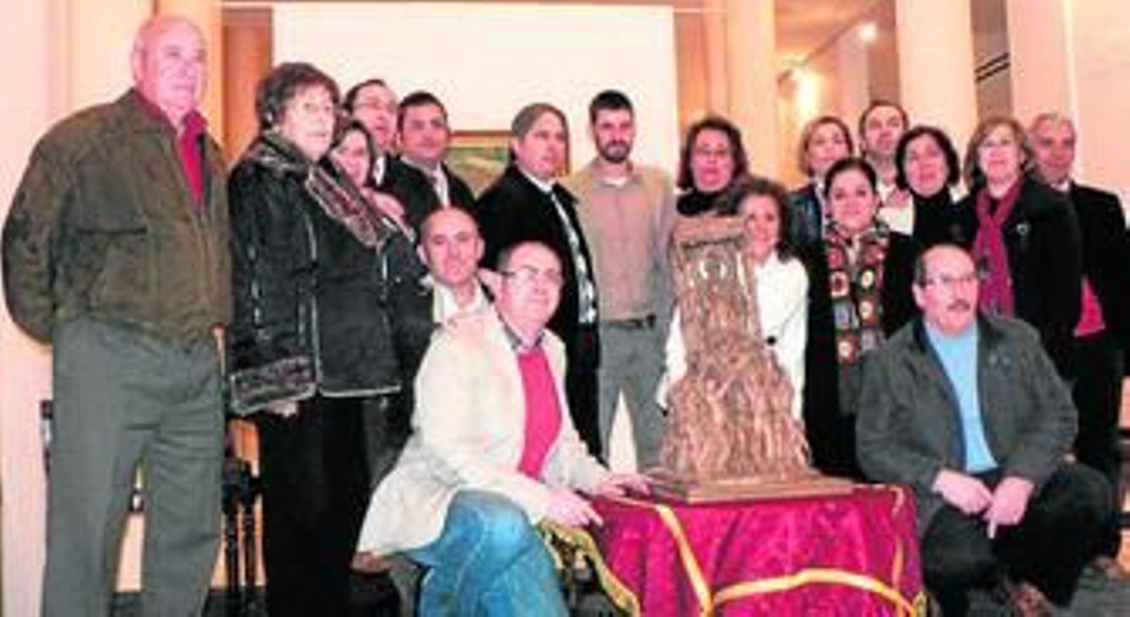 Los miembros de la junta de gobierno de la Hermandad y el escultor, junto a la maqueta.