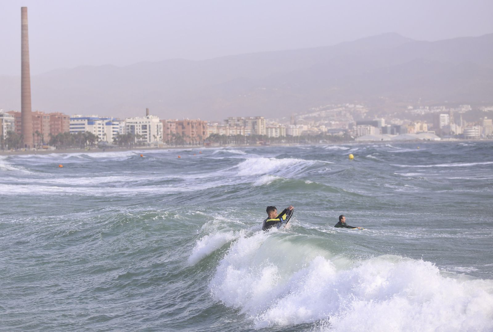 Viento, olas y surfistas para iniciar el fin de semana