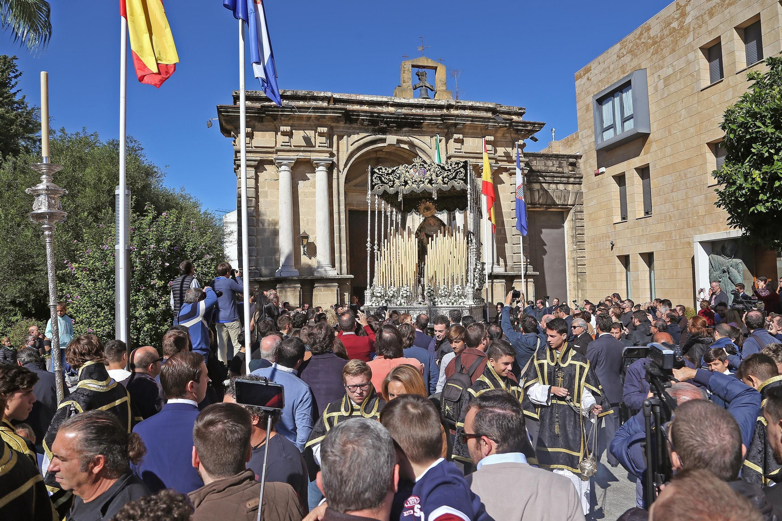 La Virgen de la Piedad saliendo a la luz del día de la Real Capilla del Calvario.