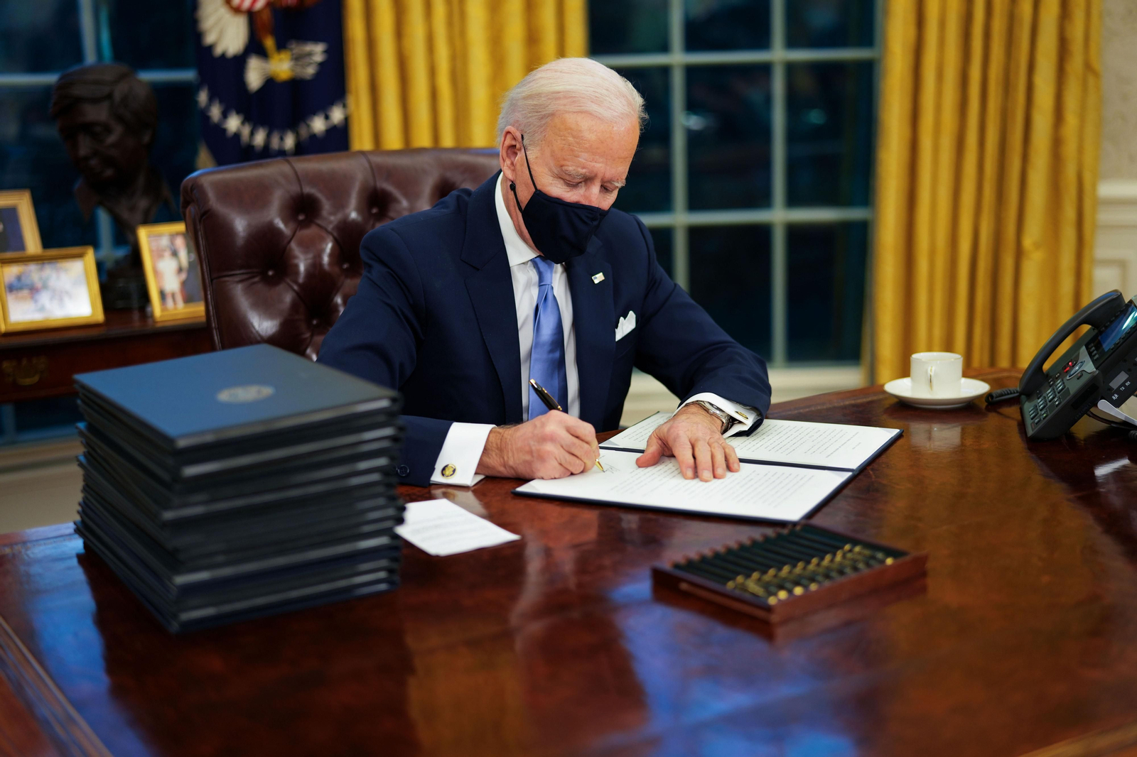 Joe Biden firma sus primeras órdenes ejecutivas.