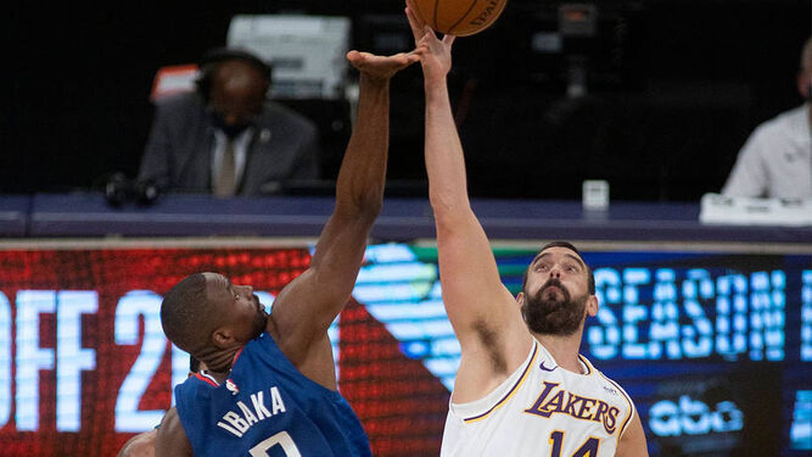 Marc Gasol disputa el balón a Ibaka