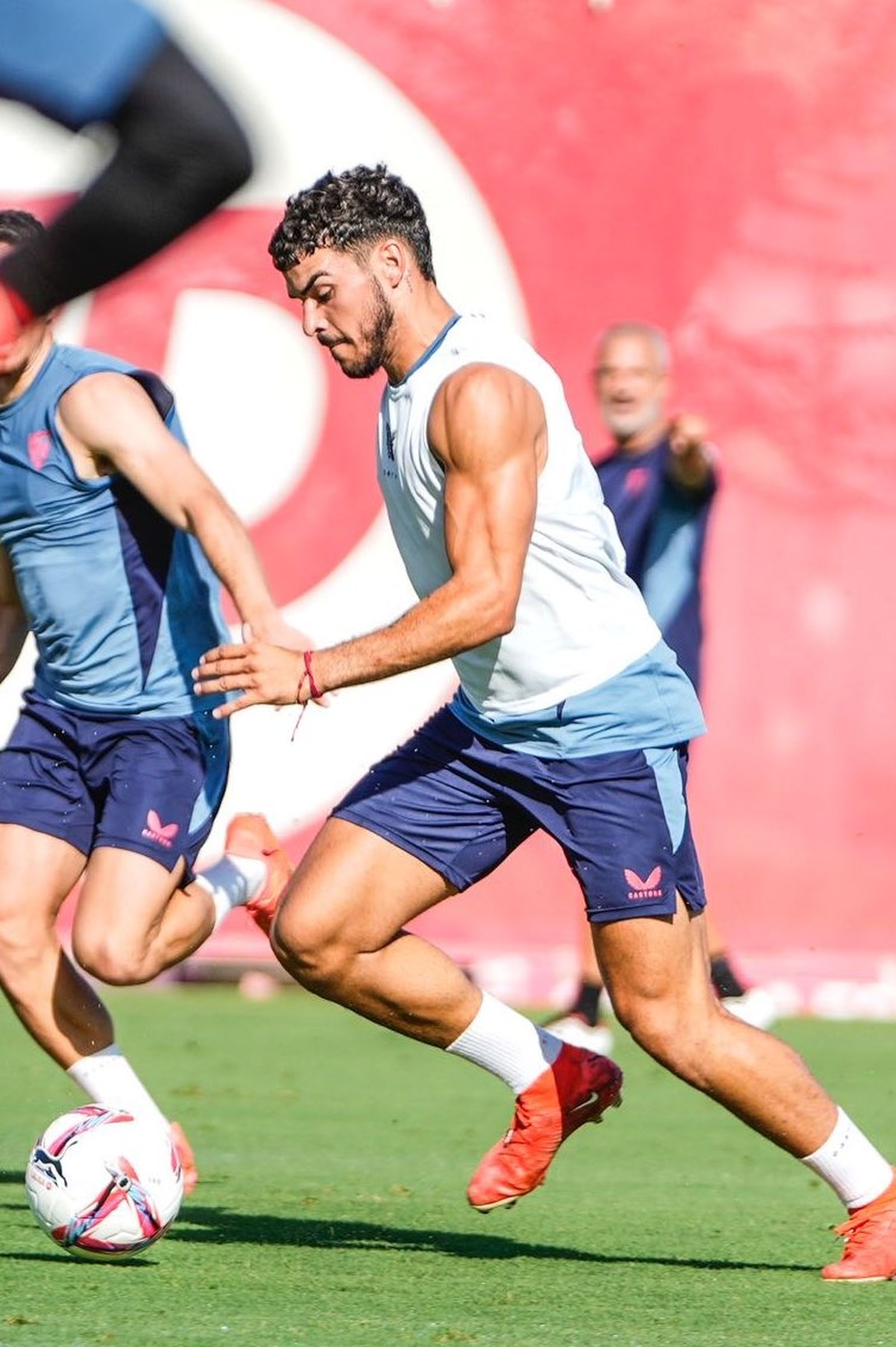 Isaac Romero en una de las primeras sesiones de la pretemporada del Sevilla FC.