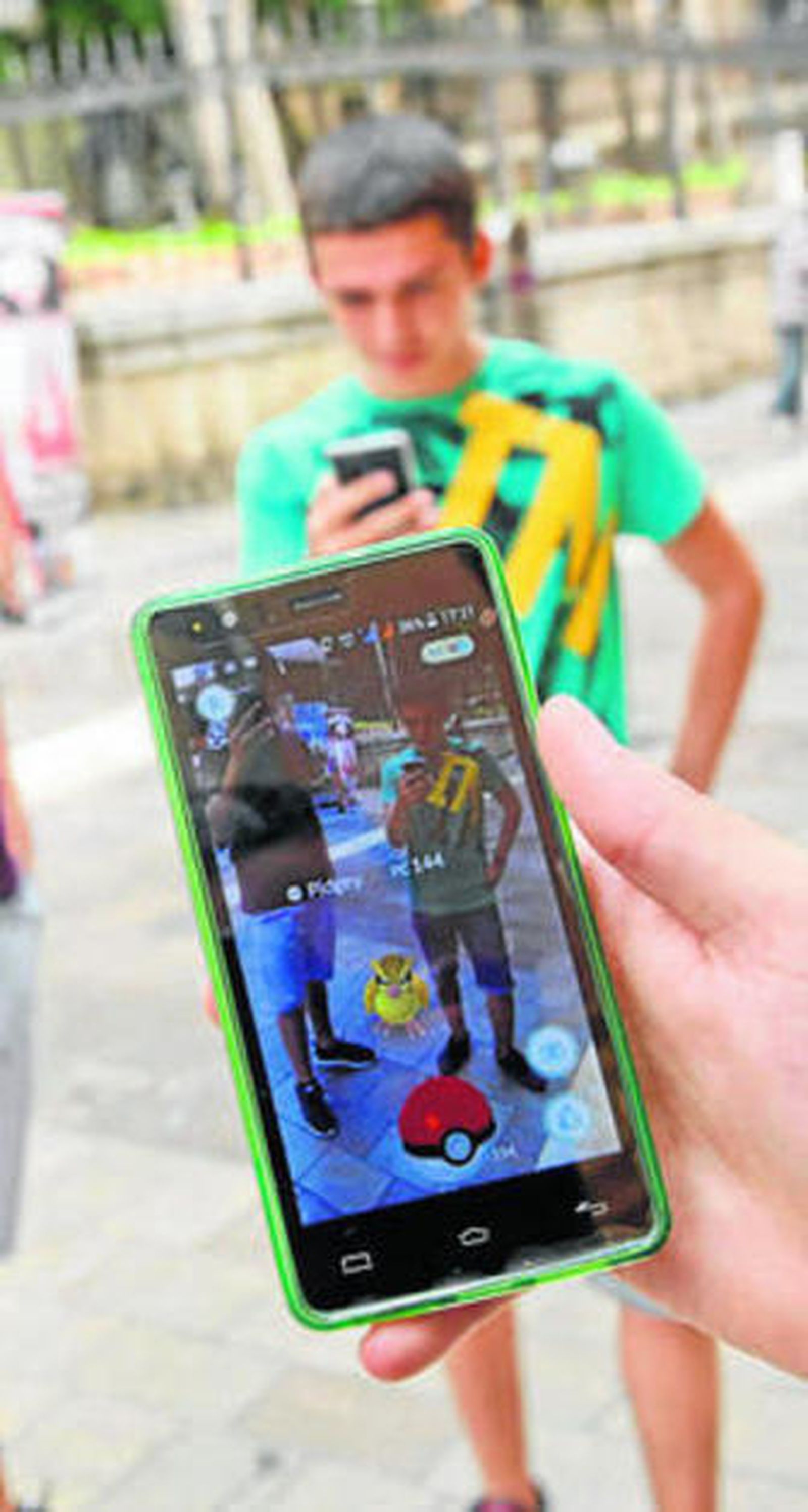 Jóvenes juegan a Pokèmon