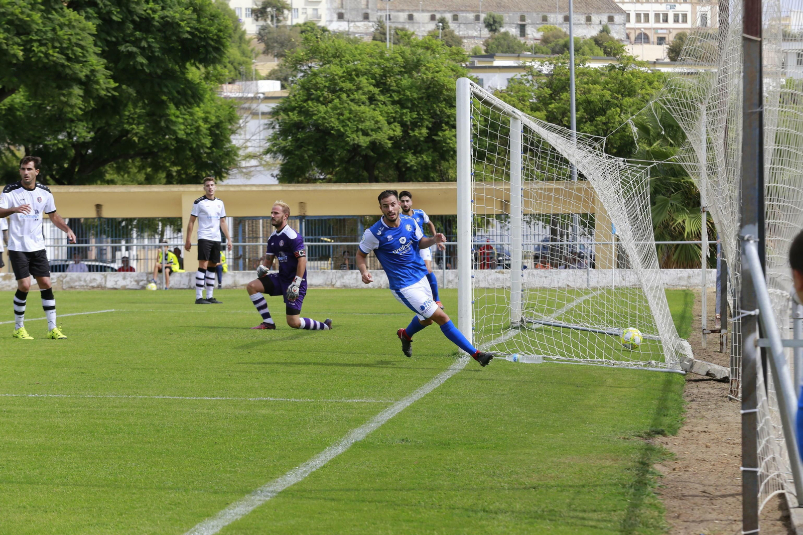 Jacobo celebra el primero de los dos goles que anotó ante el Gerena. Jacobo celebra el primero de los dos goles que anotó ante el Gerena.
