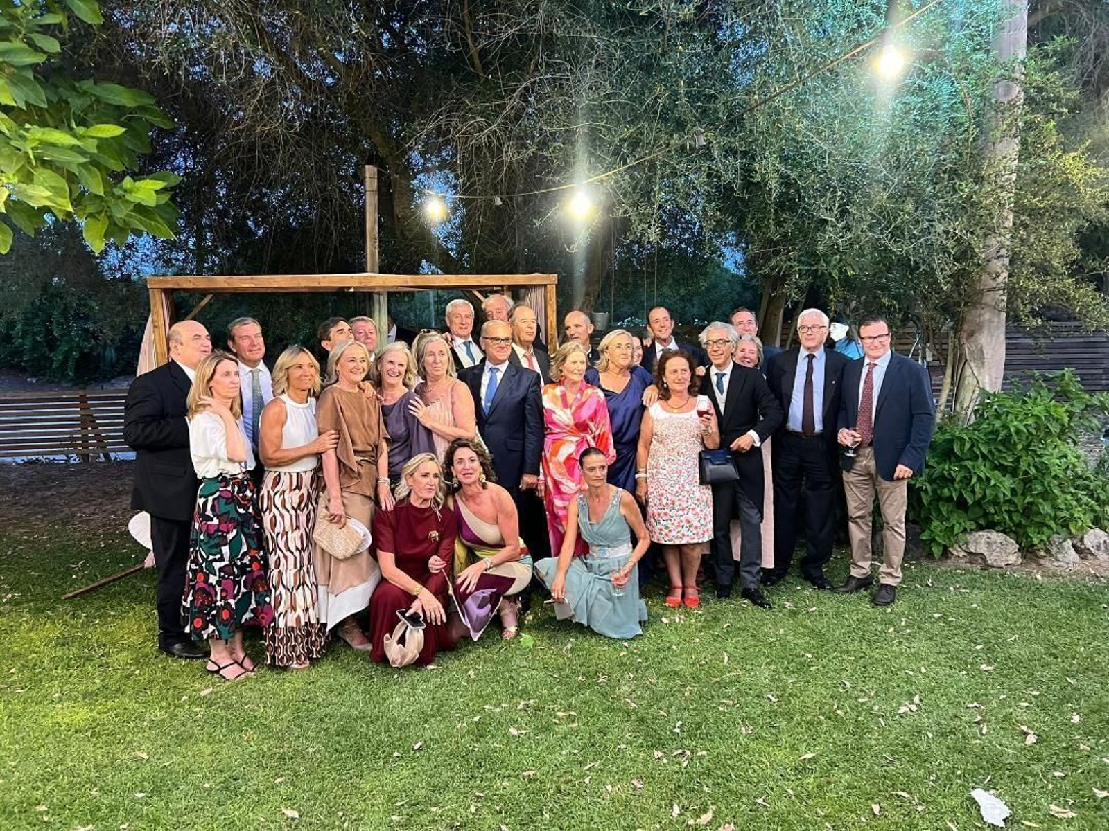 Numerosos miembros de la familia Goenechea, durante la celebración en los jardines de la Cabaña de Pablo Grosso. Boda Rodríguez-Ferro Goenechea & de Larriva Peña