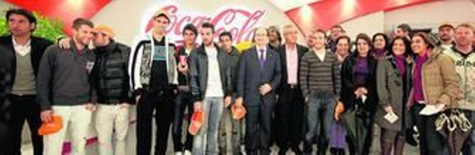 El cuerpo técnico y la plantilla del Sevilla, junto con el vicepresidente José Castro, visitaron ayer la fábrica de Coca-Cola en Sevilla,  donde vivieron un rato de asueto, degustaron el popular refresco y conocieron los métodos de fabricación, haciendo las delicias de los trabajadores.