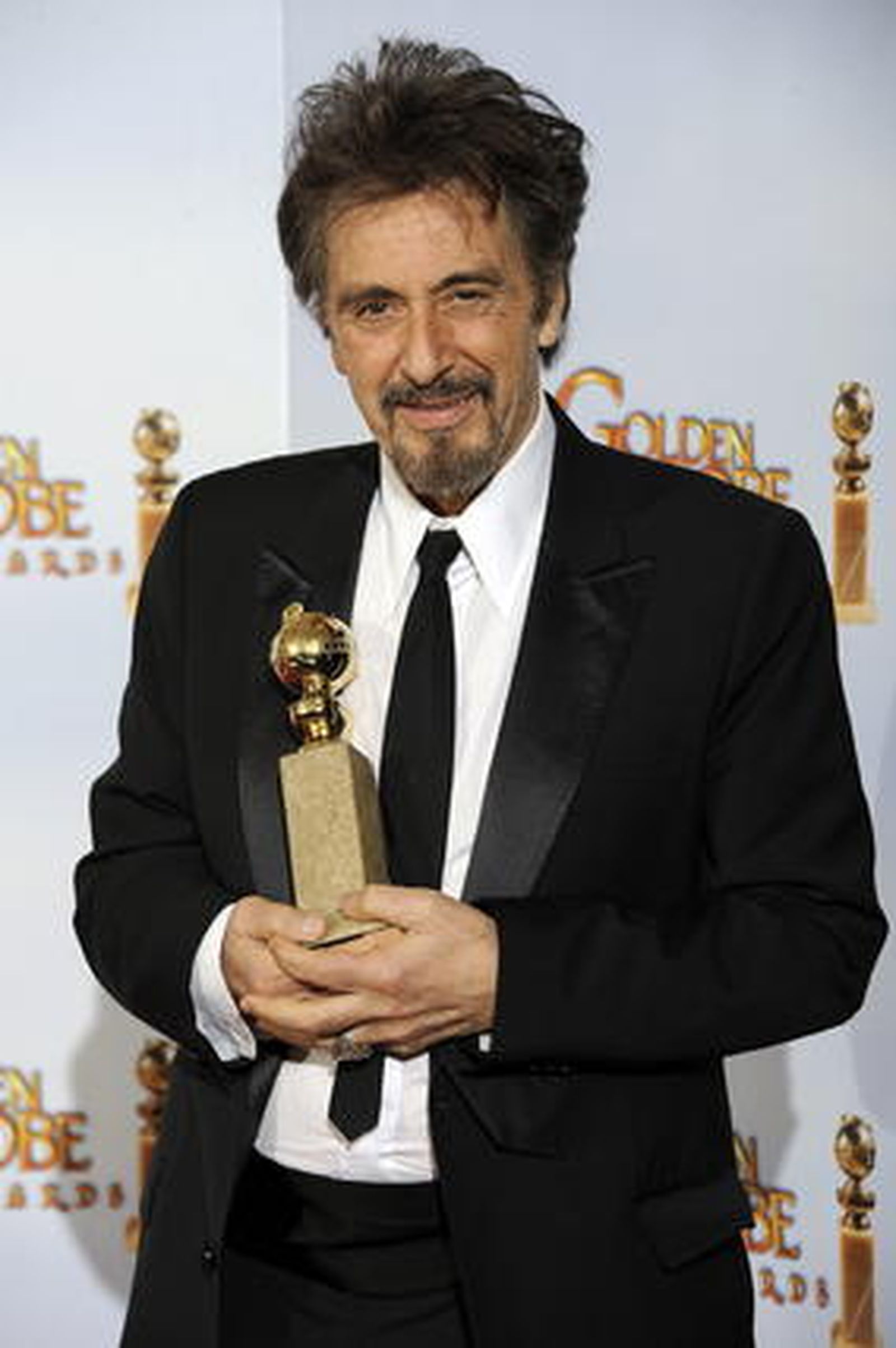 Al Pacino posa con su Globo de Oro al mejor actor en una serie de televisión por su participación en 'You Don't Know Jack'. / EFE