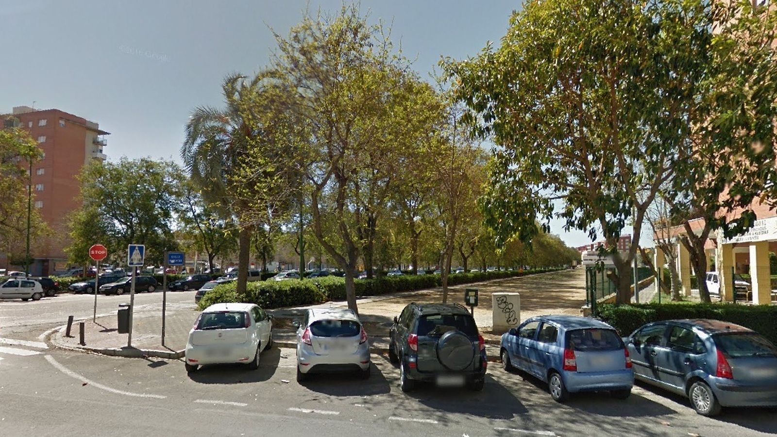 El solar donde apareció el coche, junto a la ronda del Tamarguillo,lleno de barro y con las puertas abiertas.