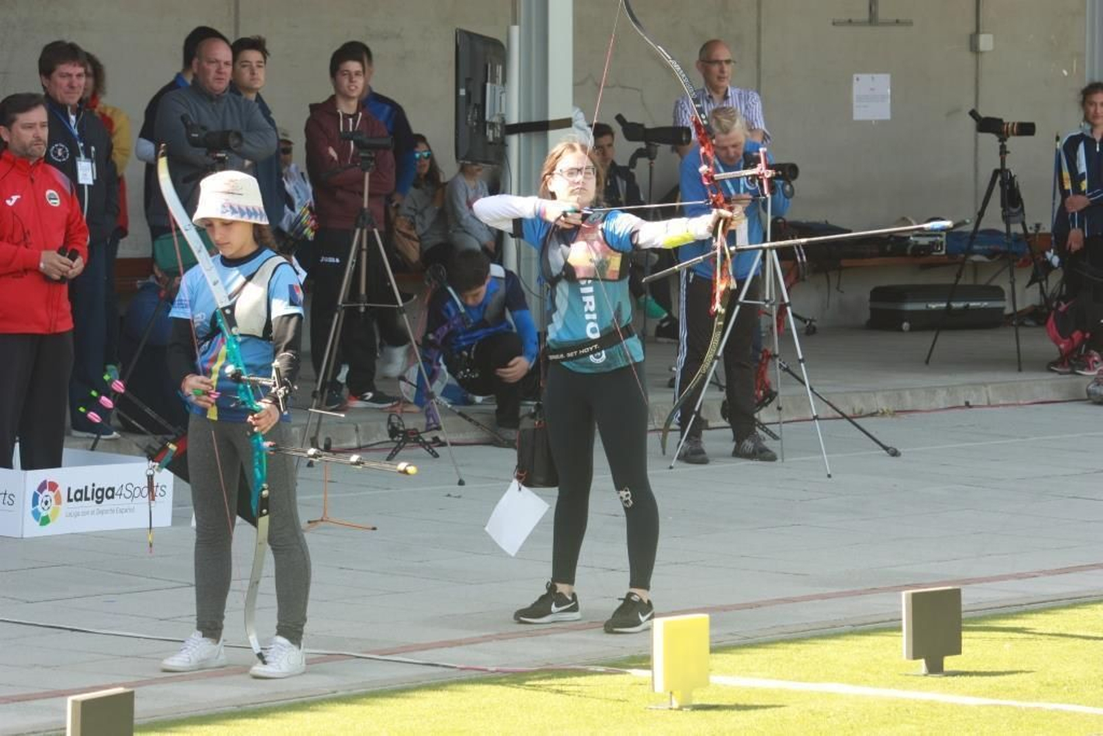 La onubense Leyre Fernández tira durante la final.