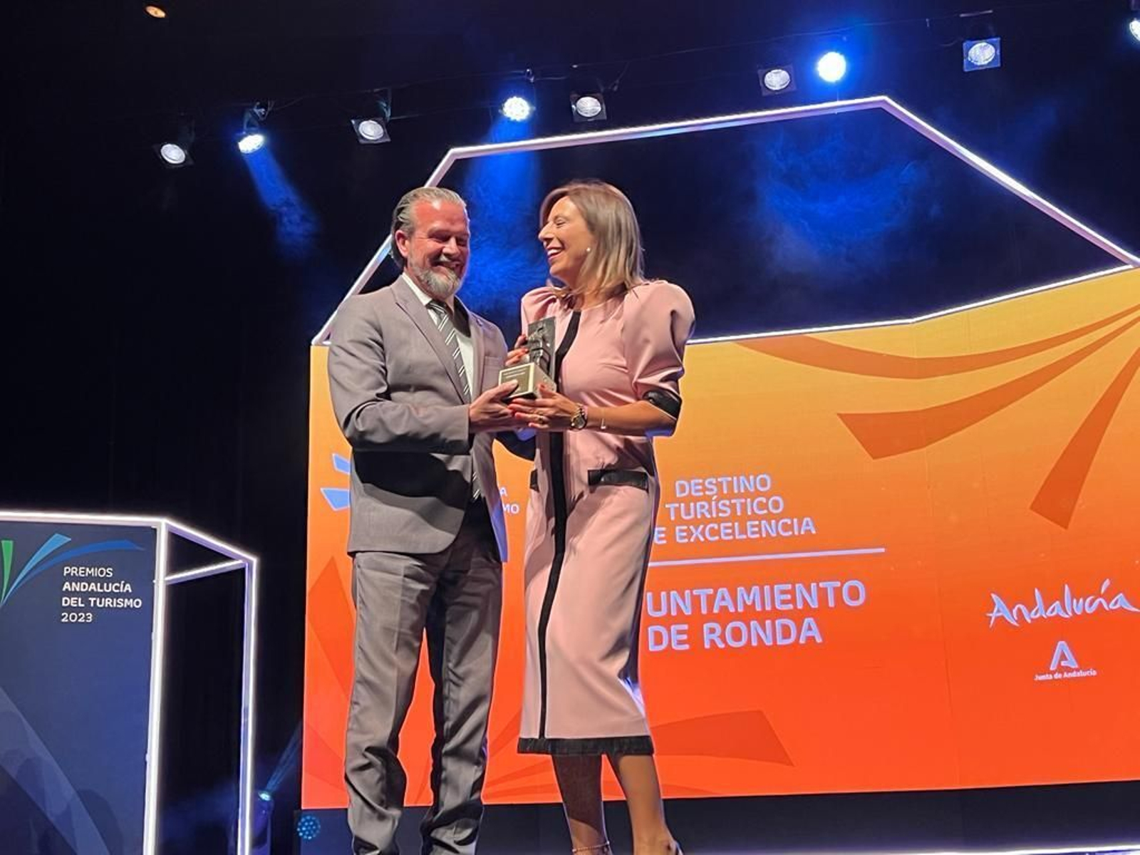 La alcaldesa de Ronda fue la encargada de recoger el premio.