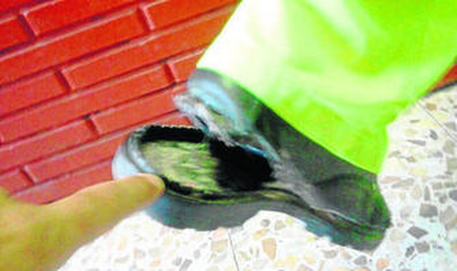 Una bota rota con el que un empleado tiene que ir a trabajar con basura.
