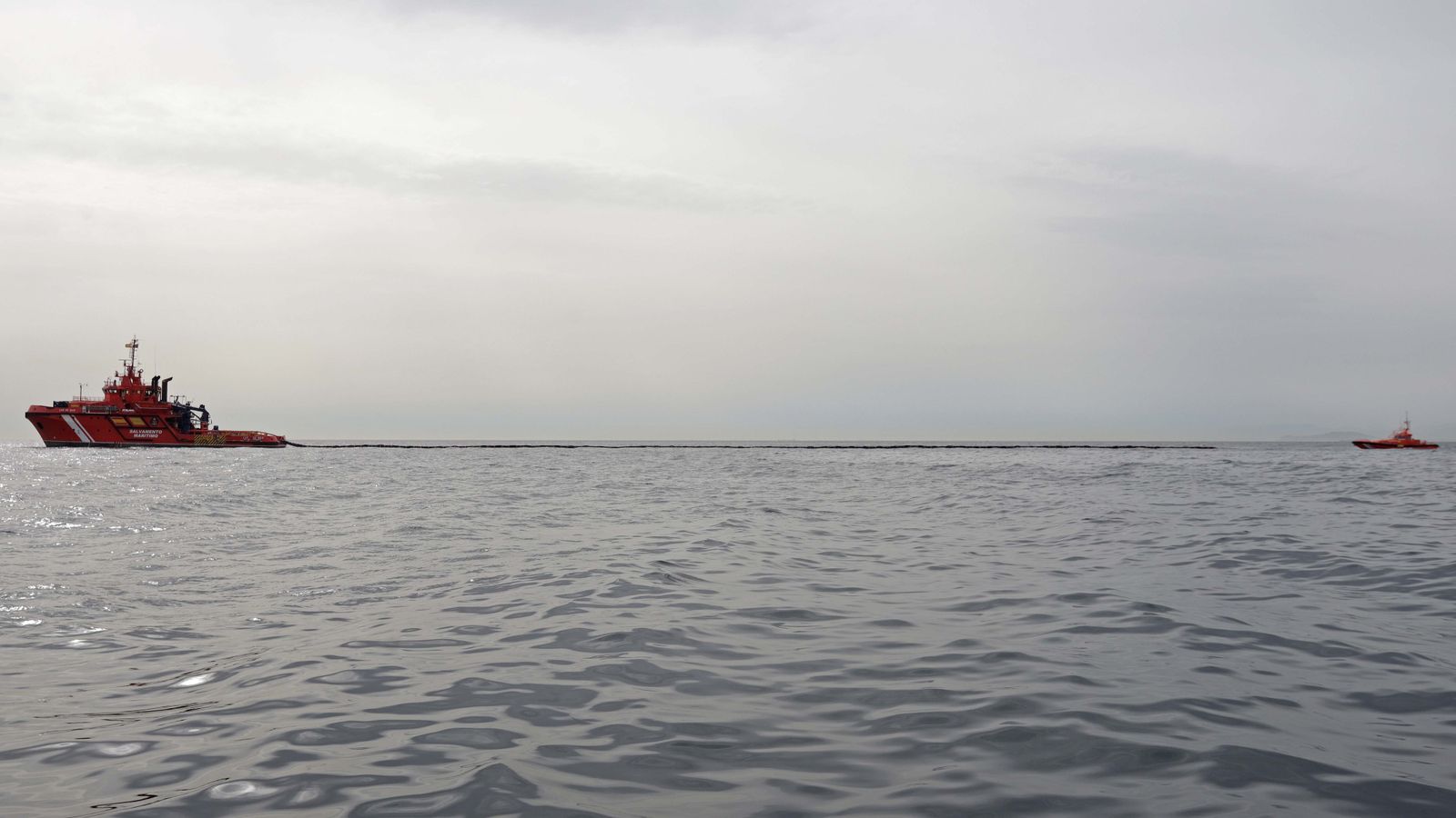 Fotos del buque hundido en Gibraltar y vertido en la playa de Poniente de La Línea