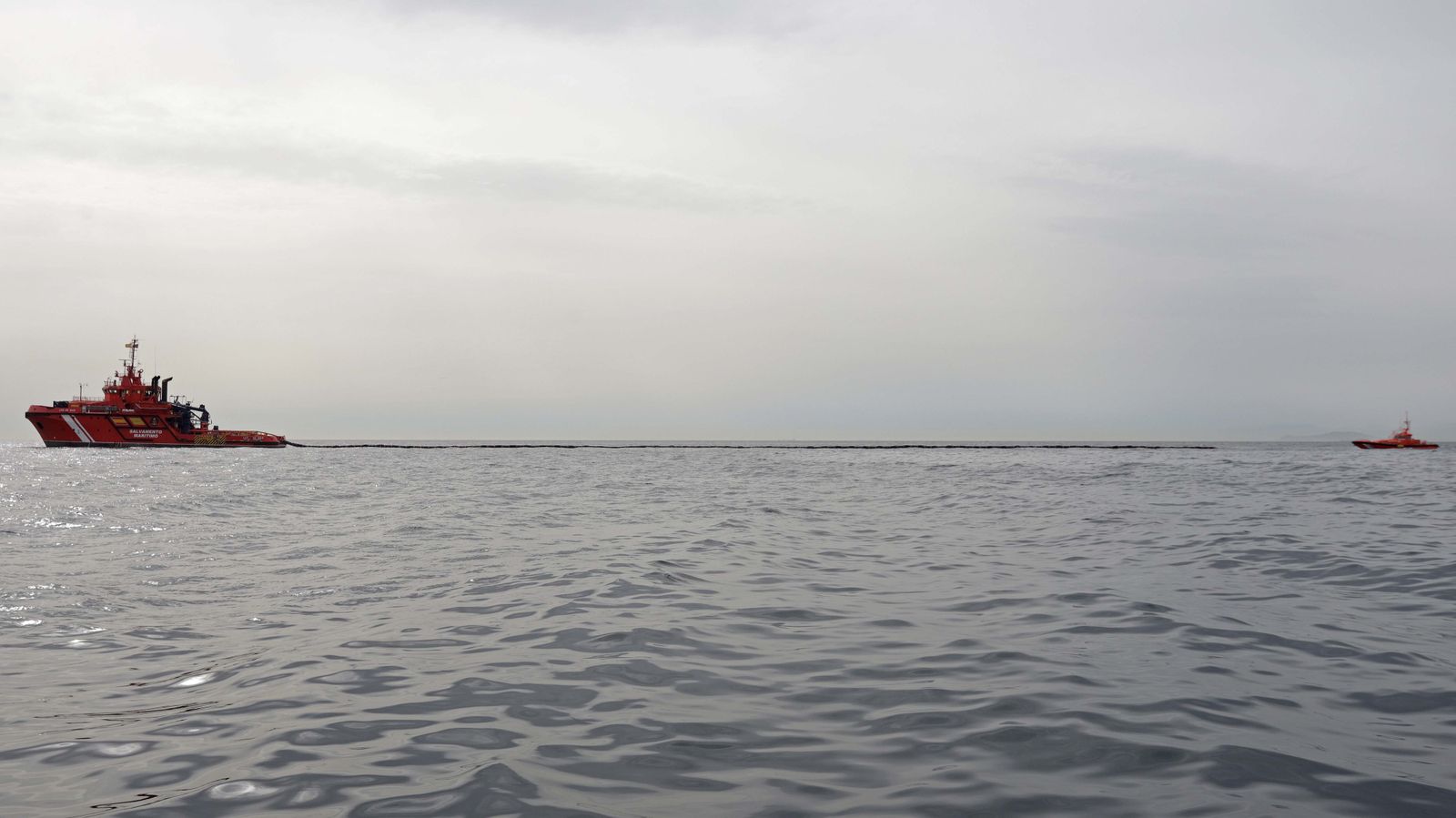 Fotos del buque hundido en Gibraltar y vertido en la playa de Poniente de La Línea