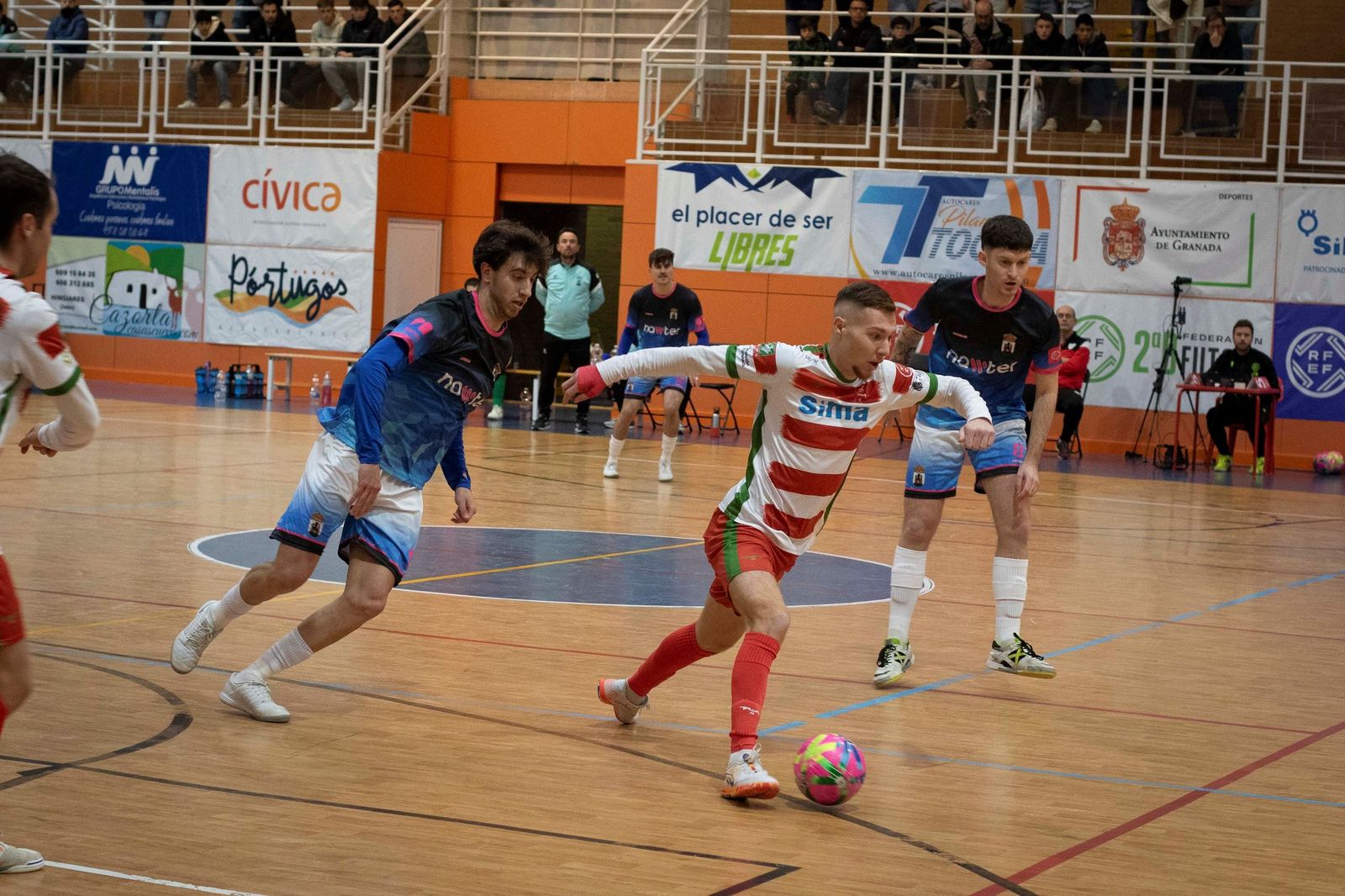 Un jugador del Sima Granada conduce el balón en el duelo ante el Blanca.