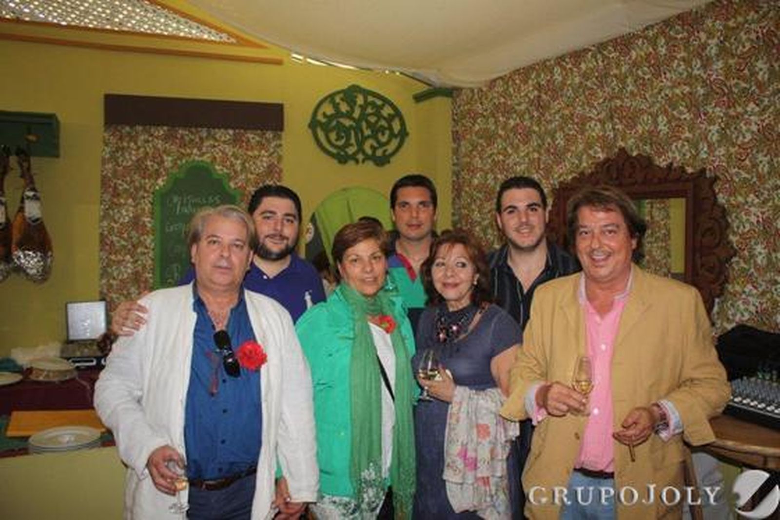 Manolo Muñoz y su familia, disfrutando de una jornada en el Real de El Puerto.

Foto: Diario de Cádiz
