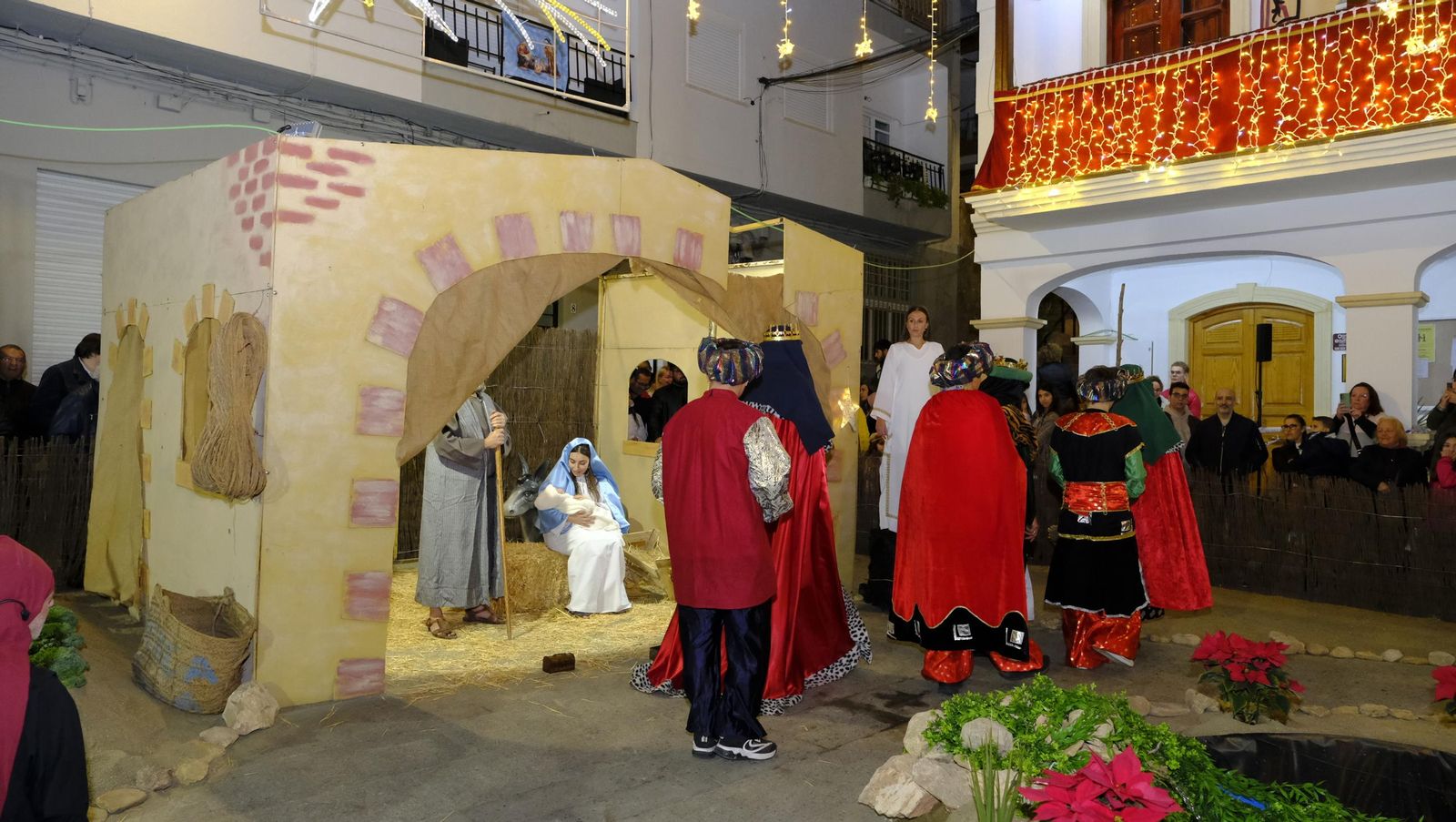 El Belén viviente de Gádor abarrota de público la plaza del pueblo, en imágenes
