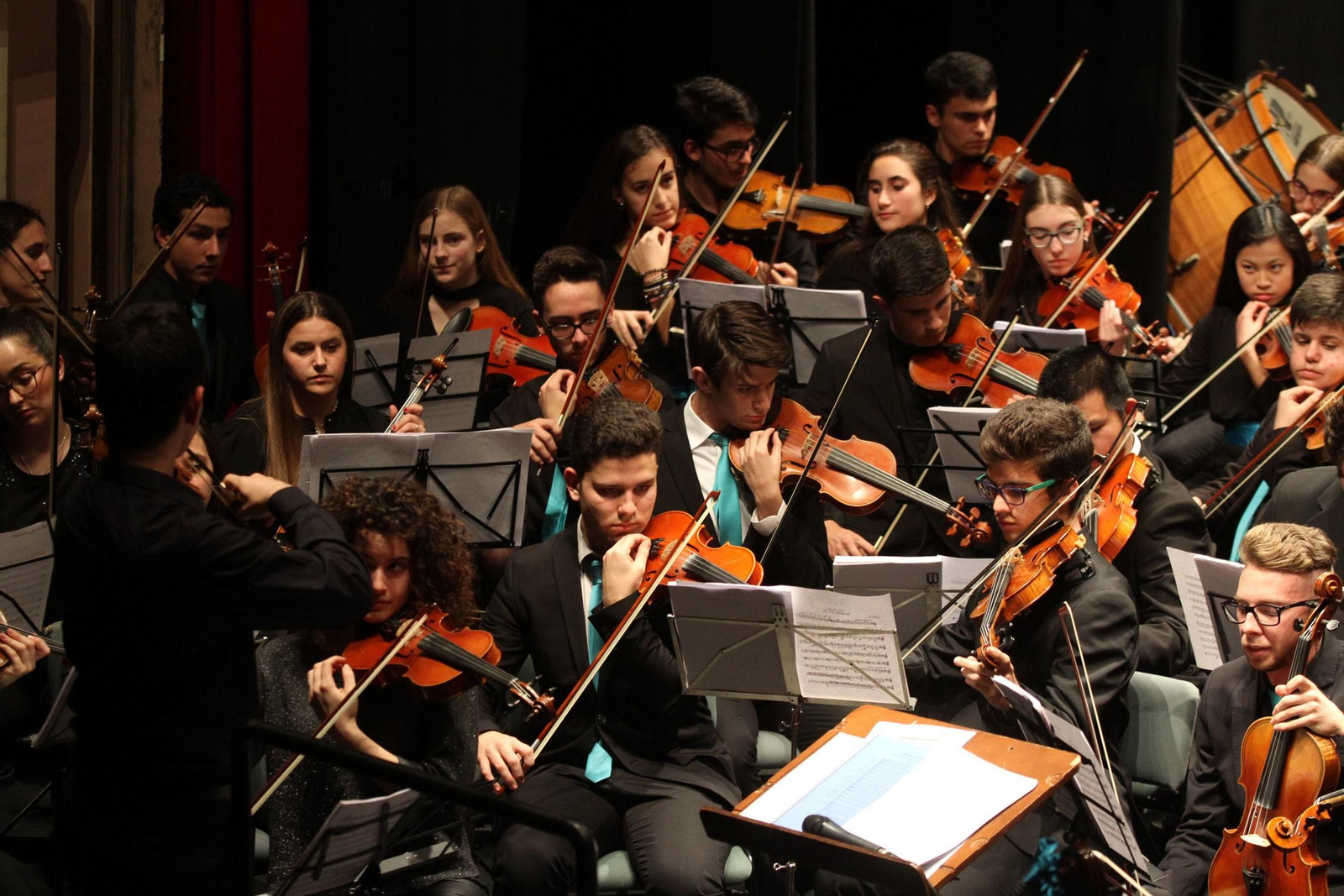 La Asociación de Industrias Químicas, Básicas y Energéticas de Huelva (Aiqbe) organiza un concierto que corre a cargo de la Orquesta Sinfónica del Conservatorio Profesional de Música de Huelva 'Javier Perianes'