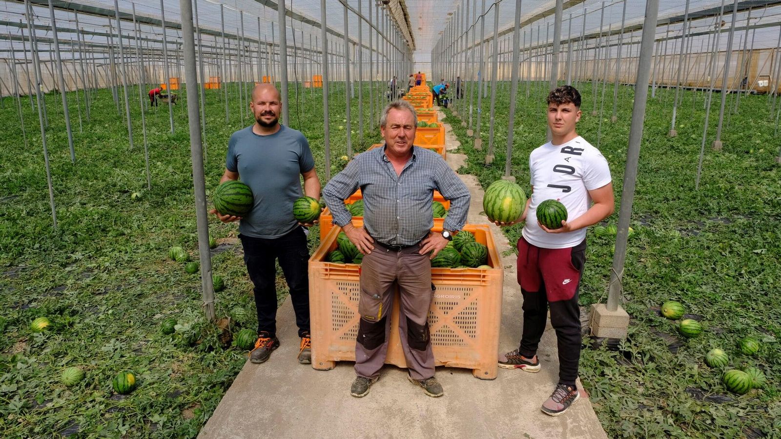 José Ayala, junto a sus hijos en la finca en Ruescas.