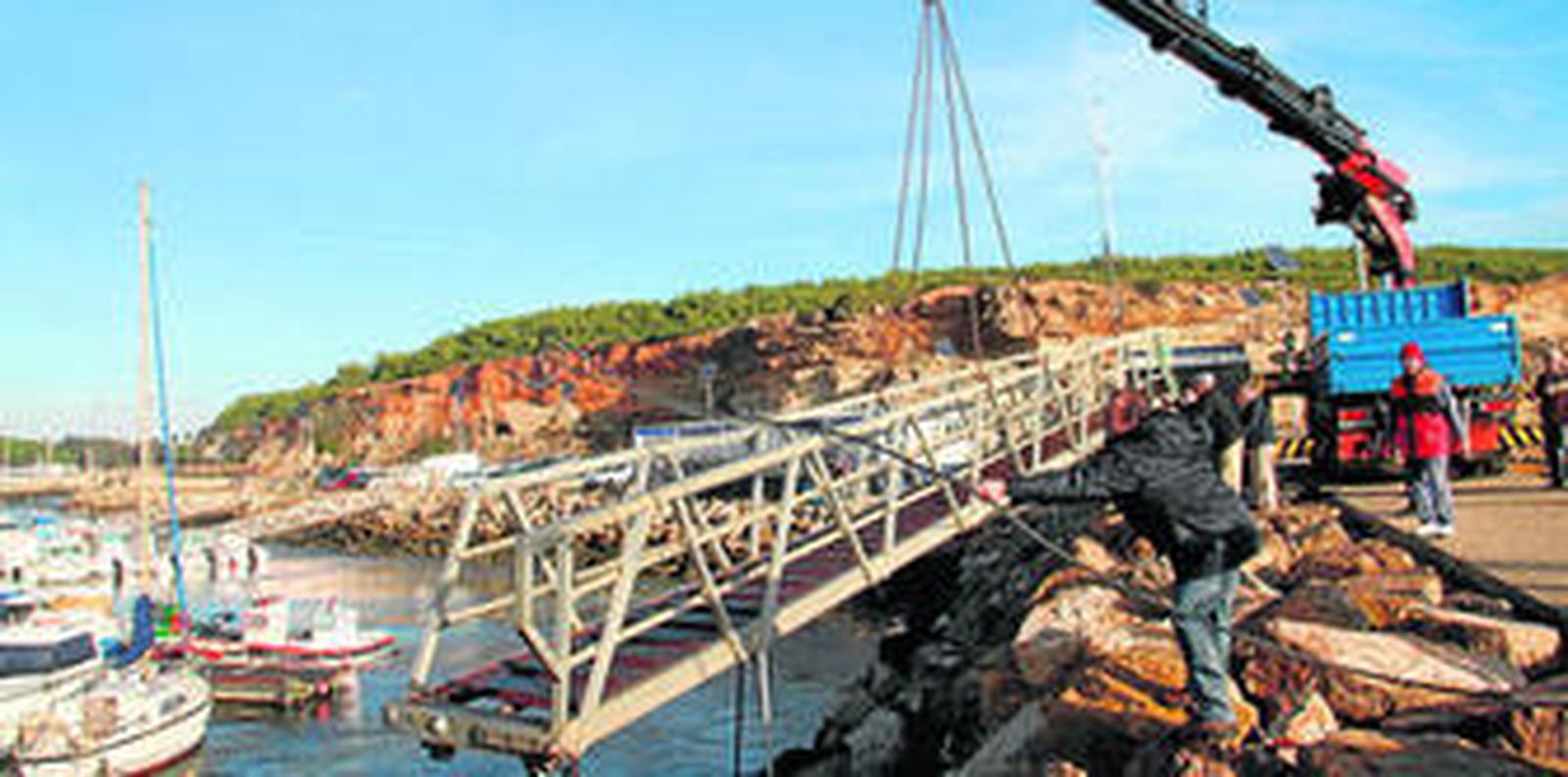 Operarios retiran uno de los pantalanes que resultó dañado por el temporal.