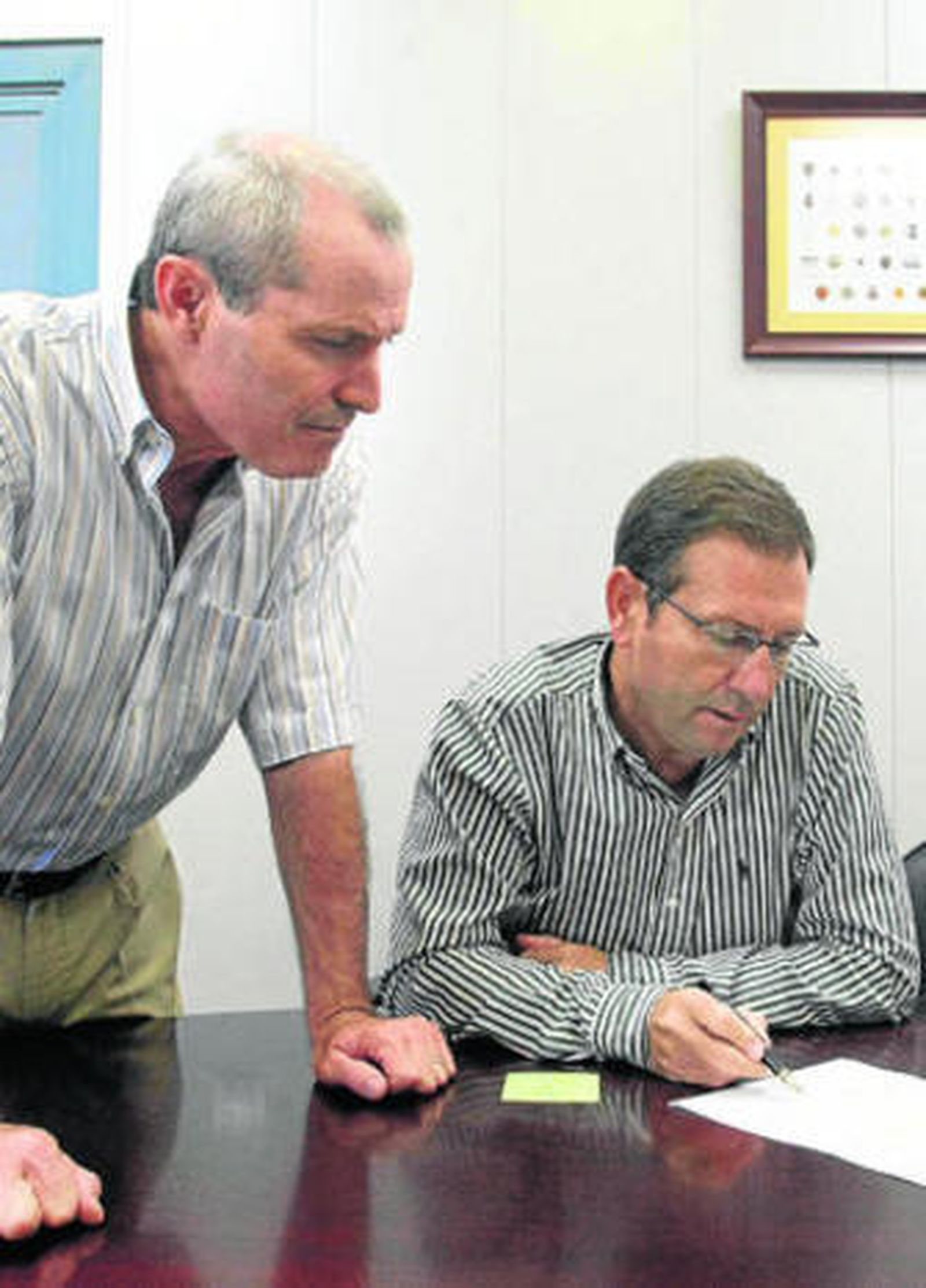 Gabriel González Siles y Francisco Trujillo, en el despacho del vicerrector.