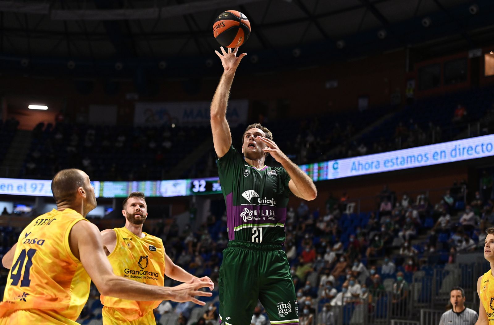 Tim Abromaitis lanza a canasta en el Carpena.