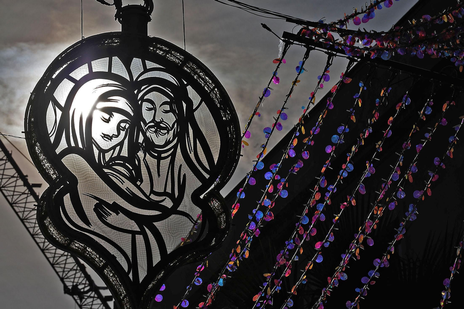 El alumbrado de Navidad ya luce en la Gran Vía de Huelva